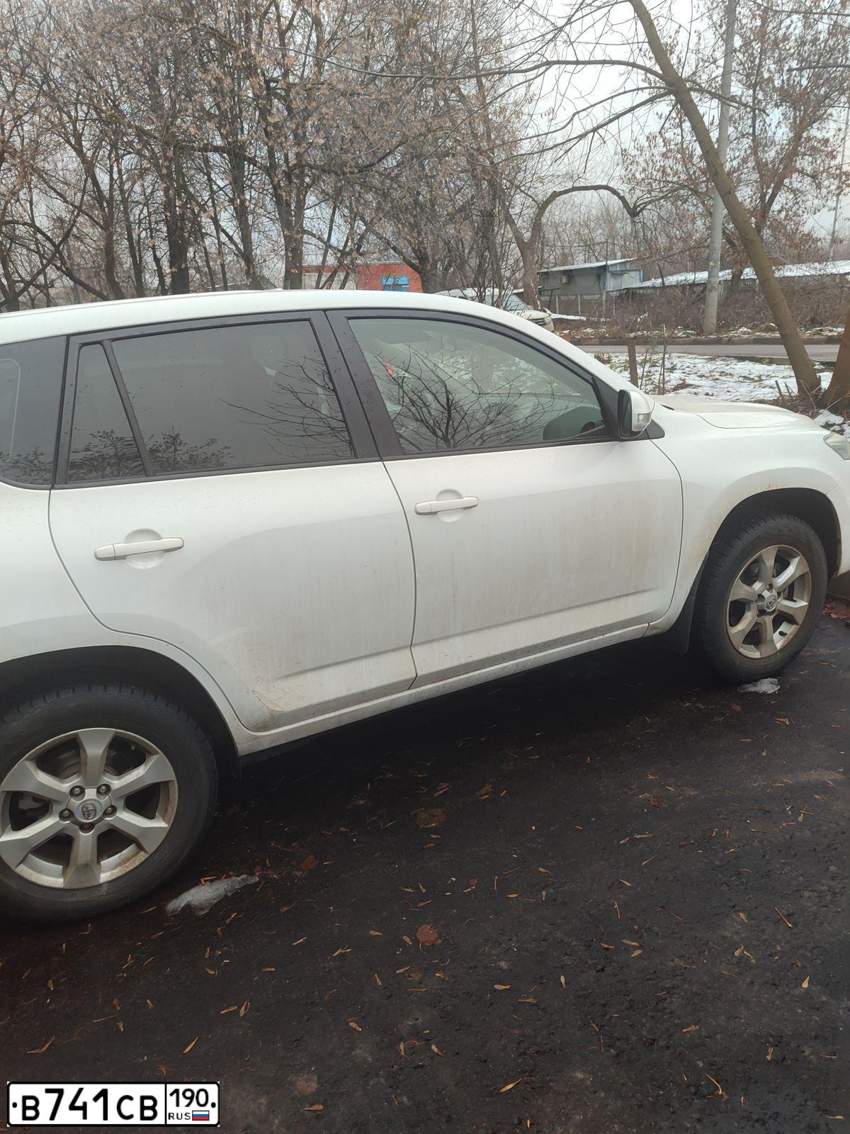 Фото автомобиля TOYOTA RAV4, 2011 — госномер В741СВ190. Цвет: БЕЛЫЙ