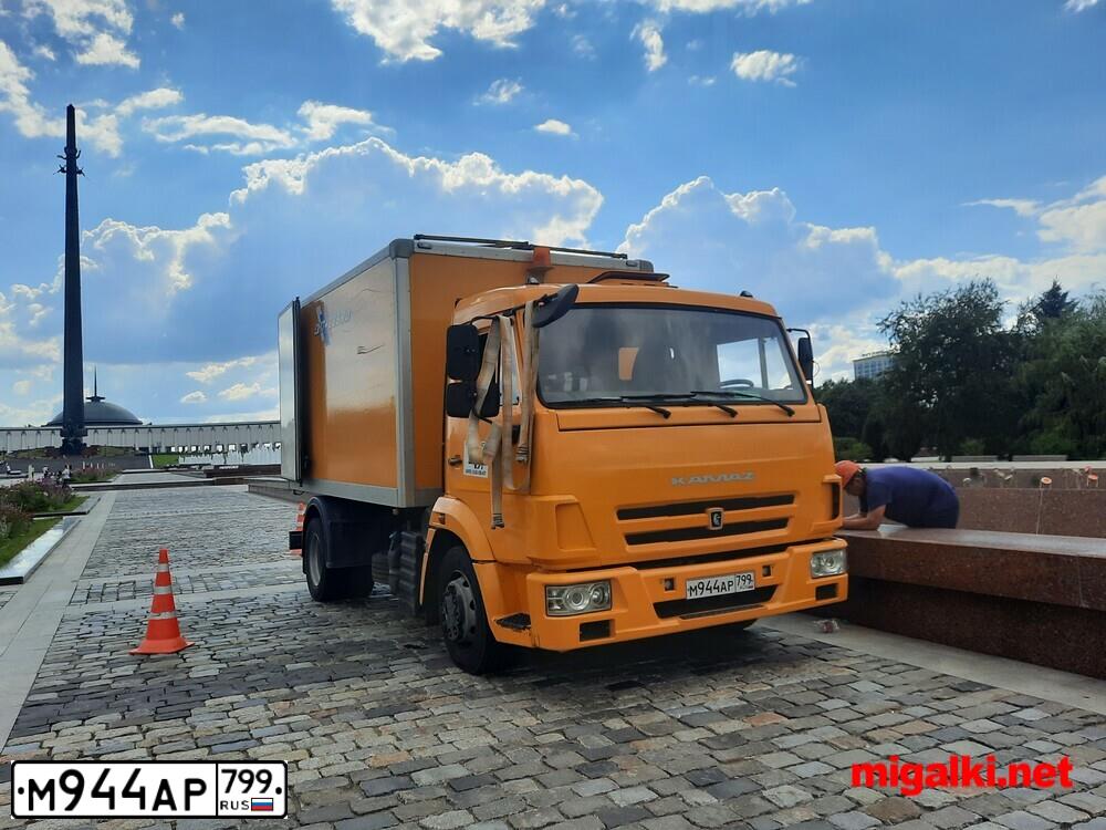 Фото автомобиля KAMAZ 4308 /4X2/, 2017 — госномер М944АР799. Цвет: ЖЁЛТЫЙ