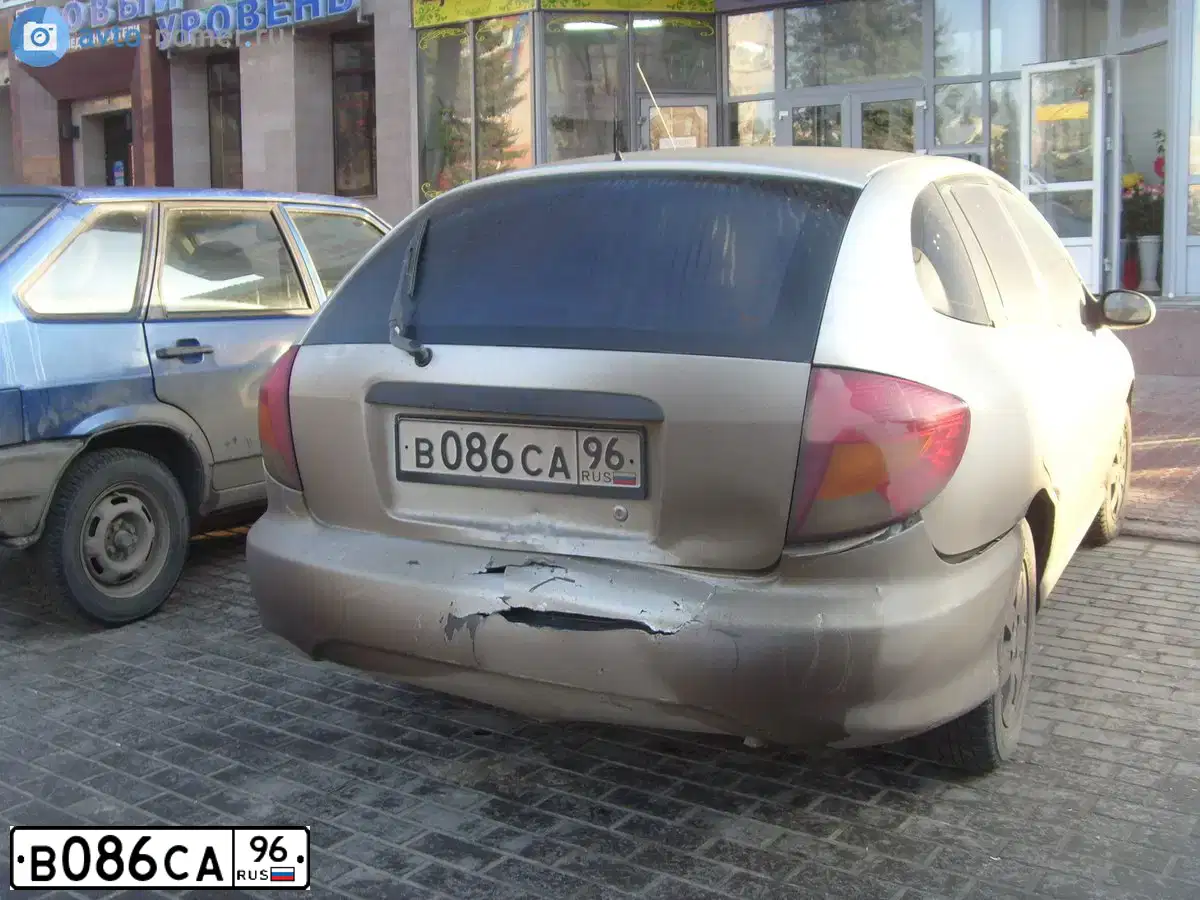 Фото автомобиля KIA RIO, 2002 — госномер Т522УУ64. Цвет: СЕРЕБРИСТЫЙ