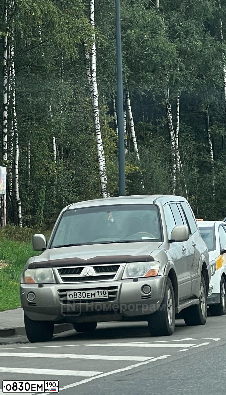 Фото автомобиля MITSUBISHI PAJERO, 2002 — госномер О830ЕМ190. Цвет: БЕЖЕВЫЙ