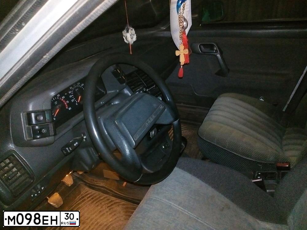 Фото автомобиля LADA 2112, 2002 — госномер М098ЕН30. Цвет: Светло-Серебристый металлик