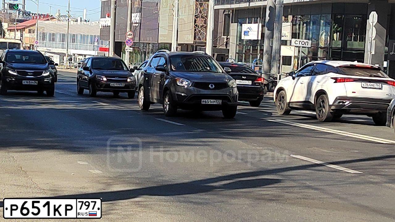 Фото автомобиля PORSCHE CAYENNE ЕА22, 2021 — госномер Р651КР797. Цвет: Белый