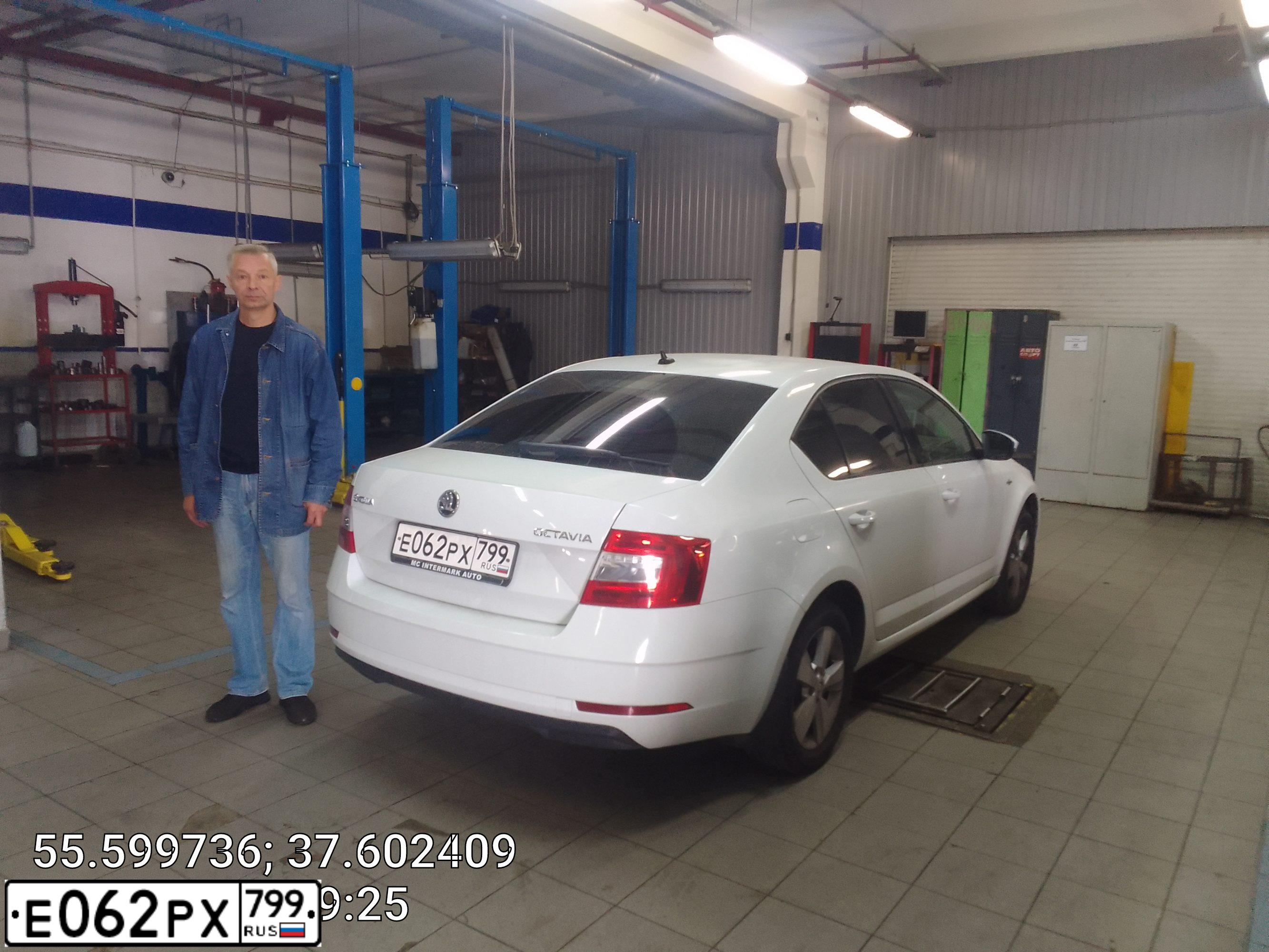 Фото автомобиля SKODA OCTAVIA, 2020 — госномер Е062РХ799. Цвет: Белый