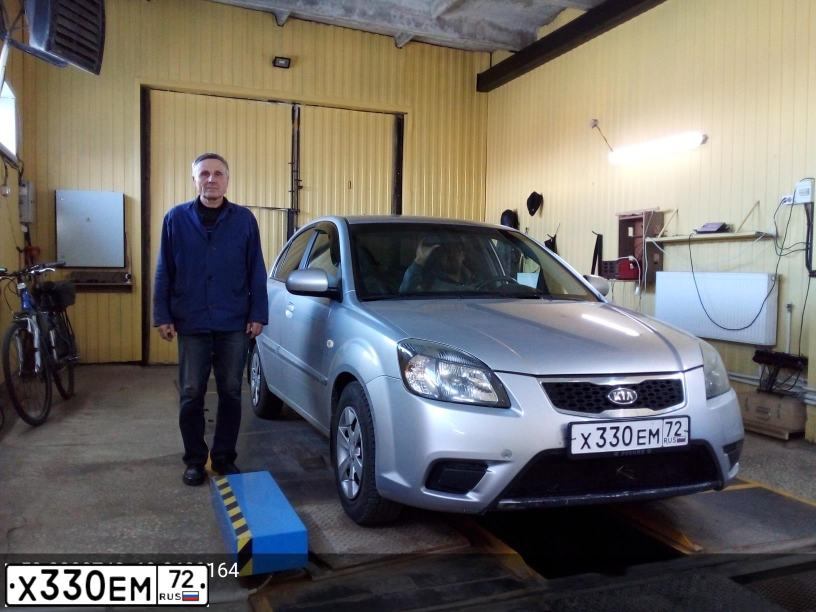 Фото автомобиля KIA RIO, 2010 — госномер Х330ЕМ72. Цвет: СВЕТЛО-СЕРЫЙ