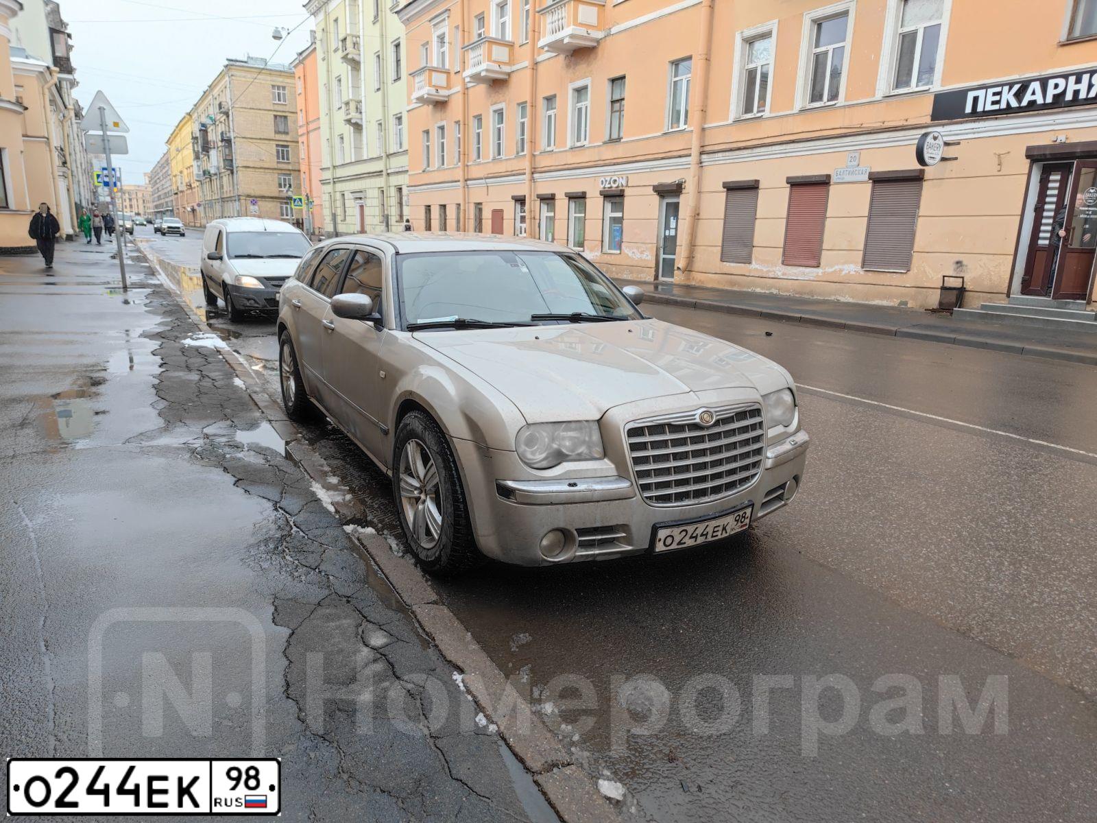 Фото автомобиля CHRYSLER SERIE 300, 2006 — госномер М130АТ199. Цвет: БЕЛЫЙ