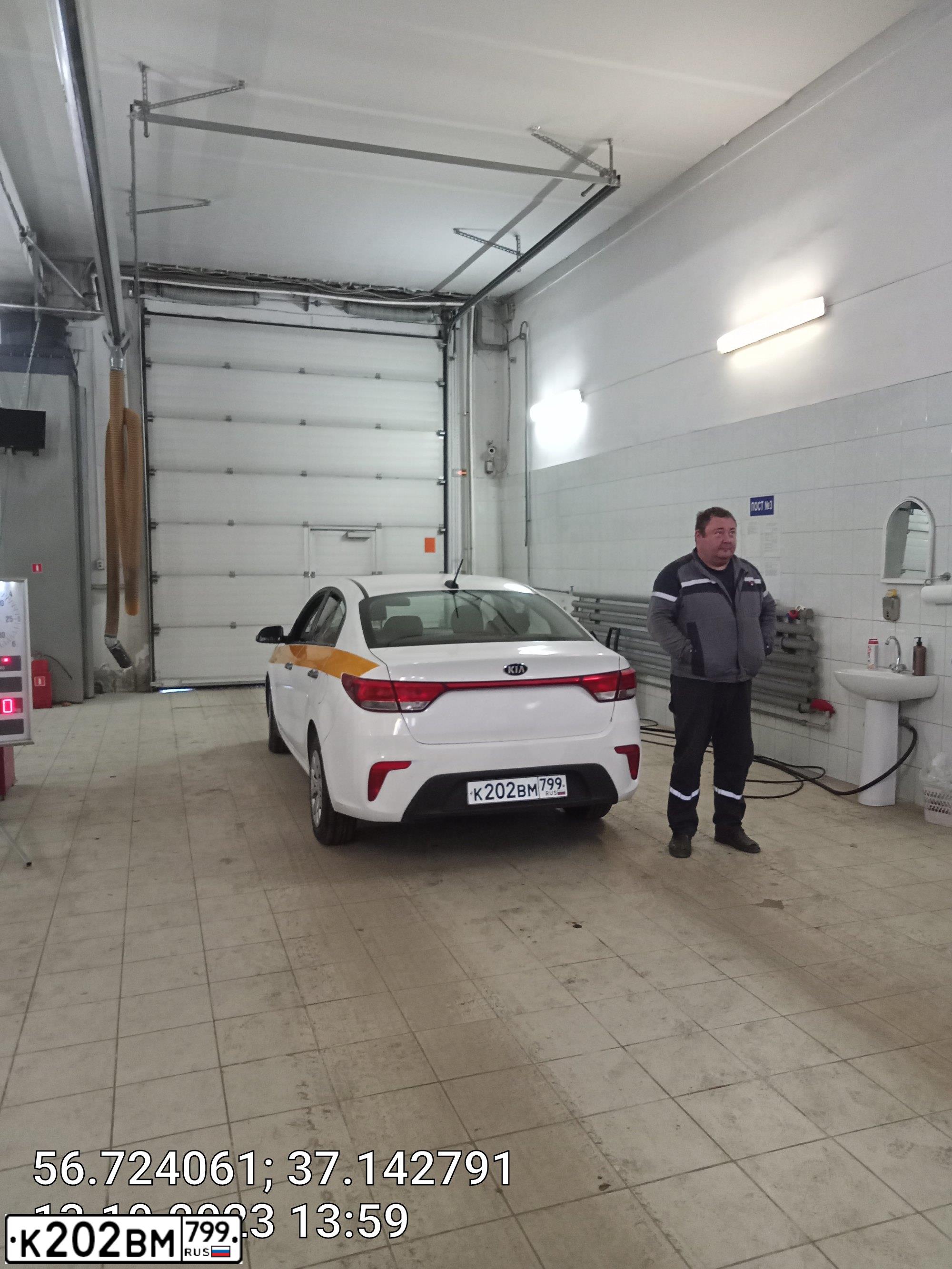 Фото автомобиля KIA RIO, 2017 — госномер К202ВМ799. Цвет: БЕЛЫЙ-ЖЕЛТЫЙ-СЕРЫЙ