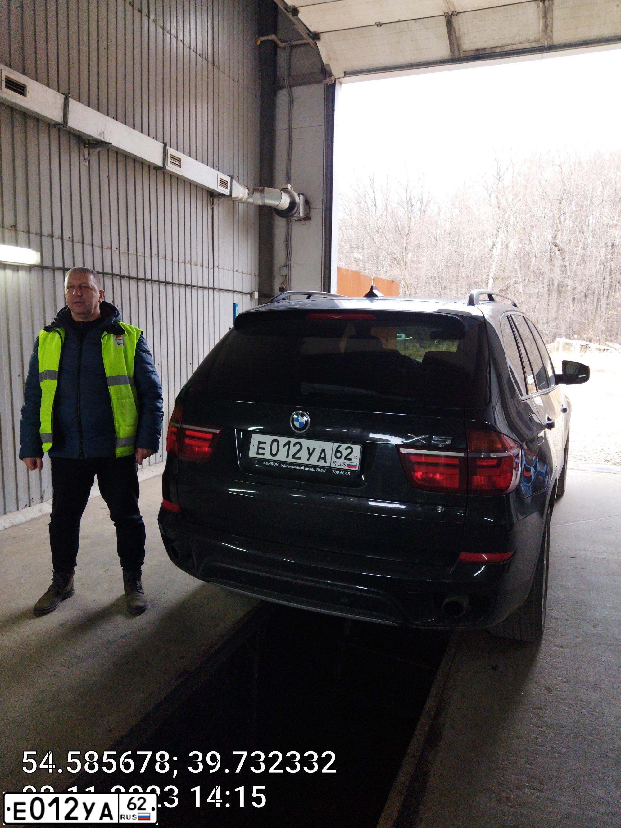 Фото автомобиля BMW БМВ X5 XDRIVE30D, 2011 — госномер Е012УА62. Цвет: ЧЕРНЫЙ
