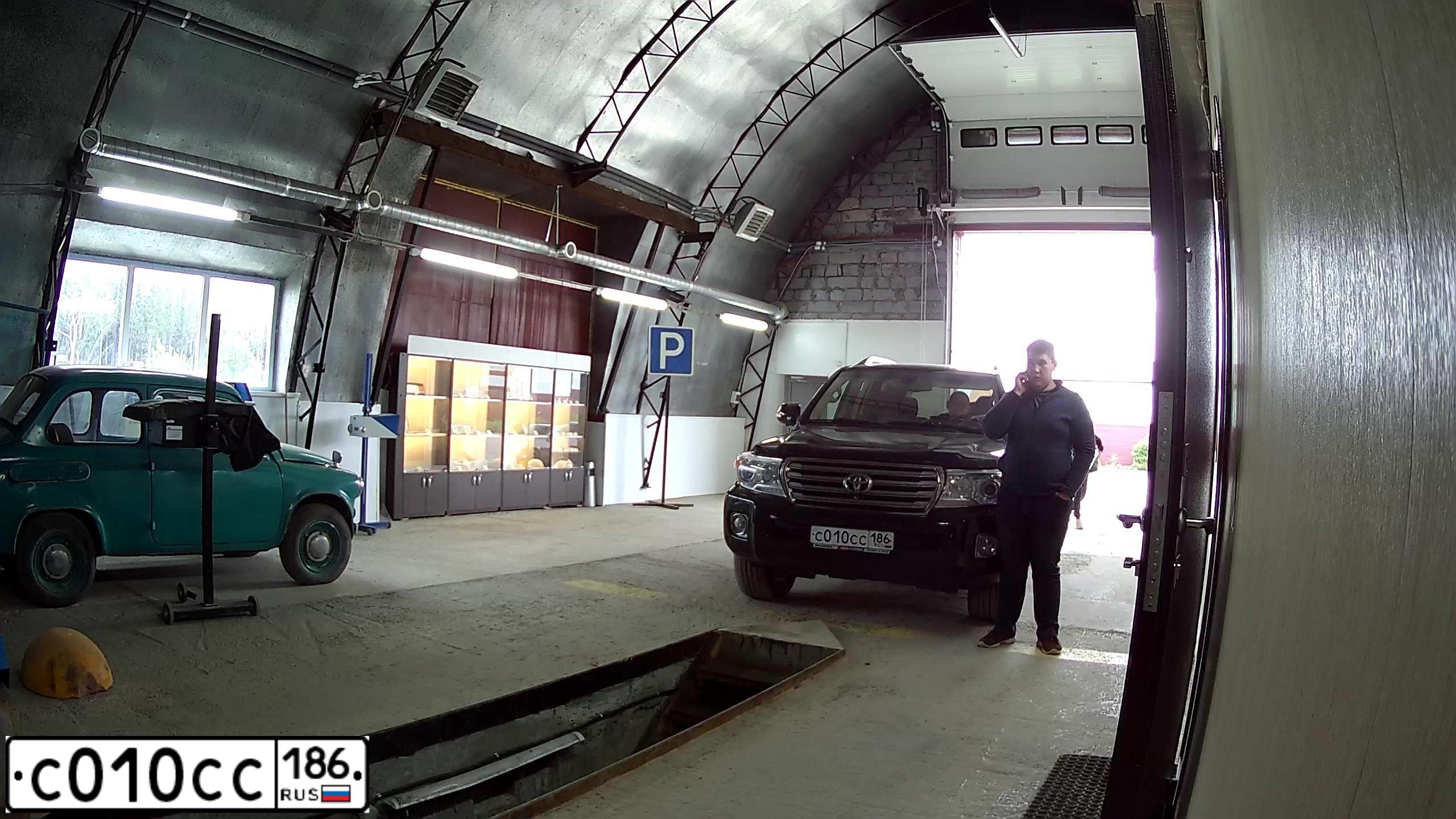 Фото автомобиля TOYOTA LANDCRUISER 200, 2012 — госномер С010СС186. Цвет: ЧЕРНЫЙ