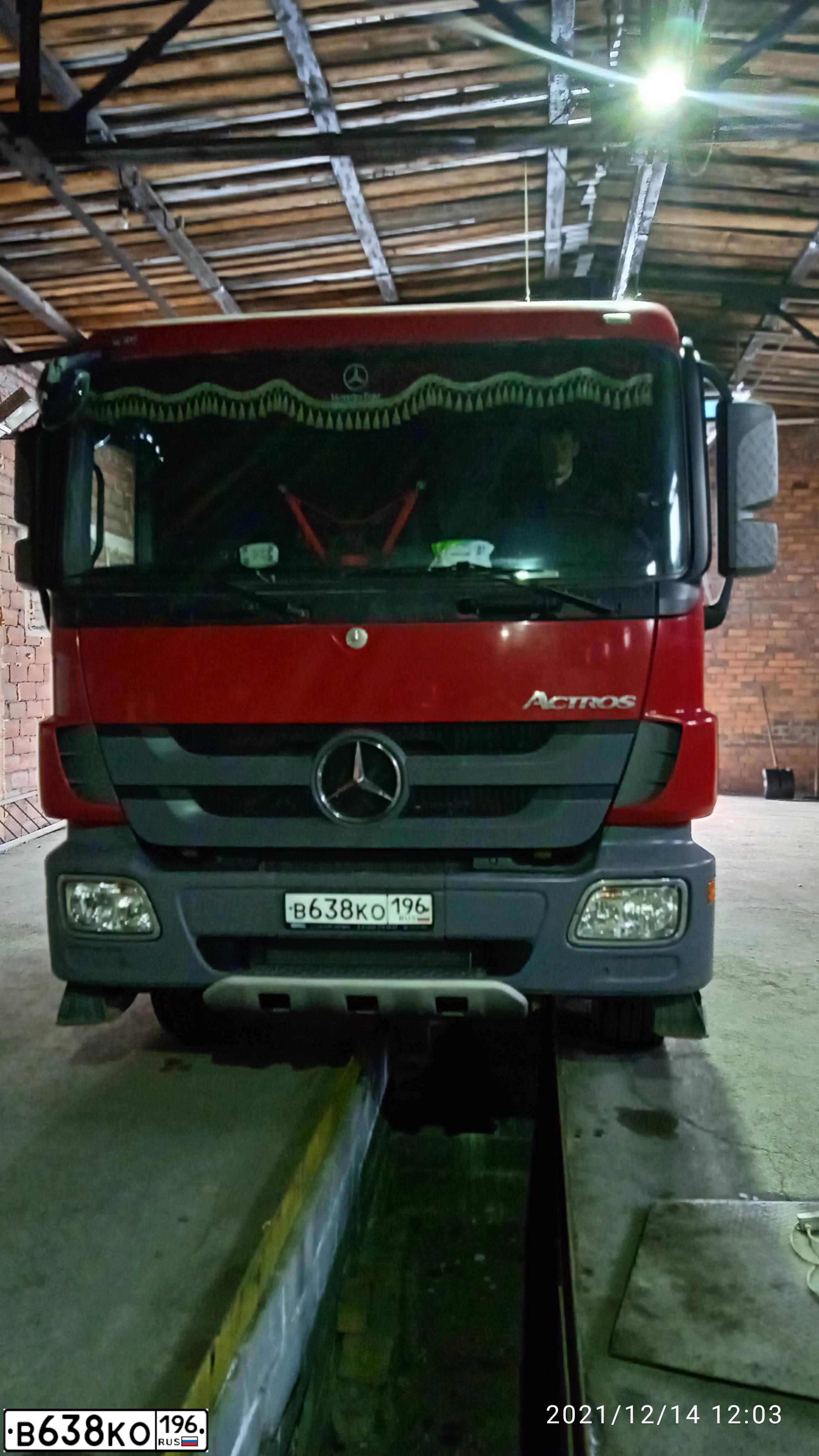 Фото автомобиля MERCEDES ACTROS, 2013 — госномер В638КО196. Цвет: Красный