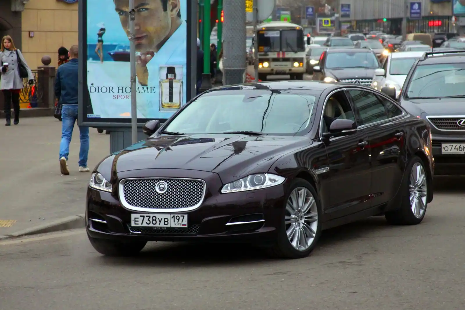 Фото автомобиля JAGUAR XJ-SERIE, 2012 — госномер С777КС47. Цвет: Коричневый