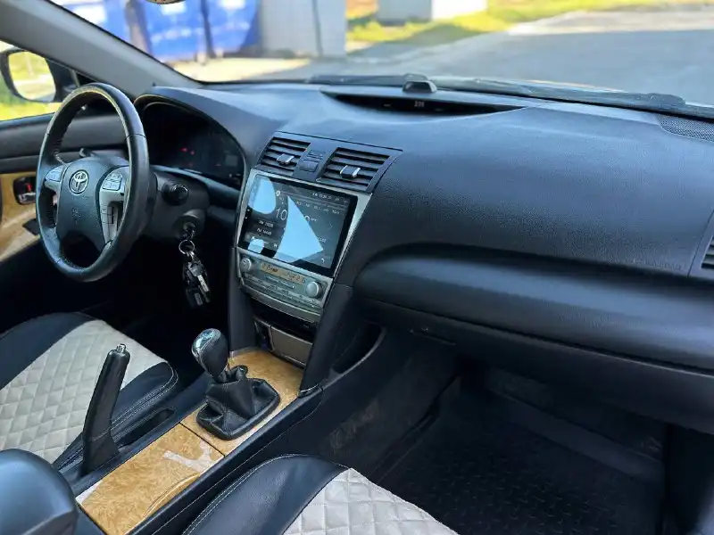 Фото автомобиля TOYOTA CAMRY, 2006 — госномер В096РТ51. Цвет: СЕРЫЙ
