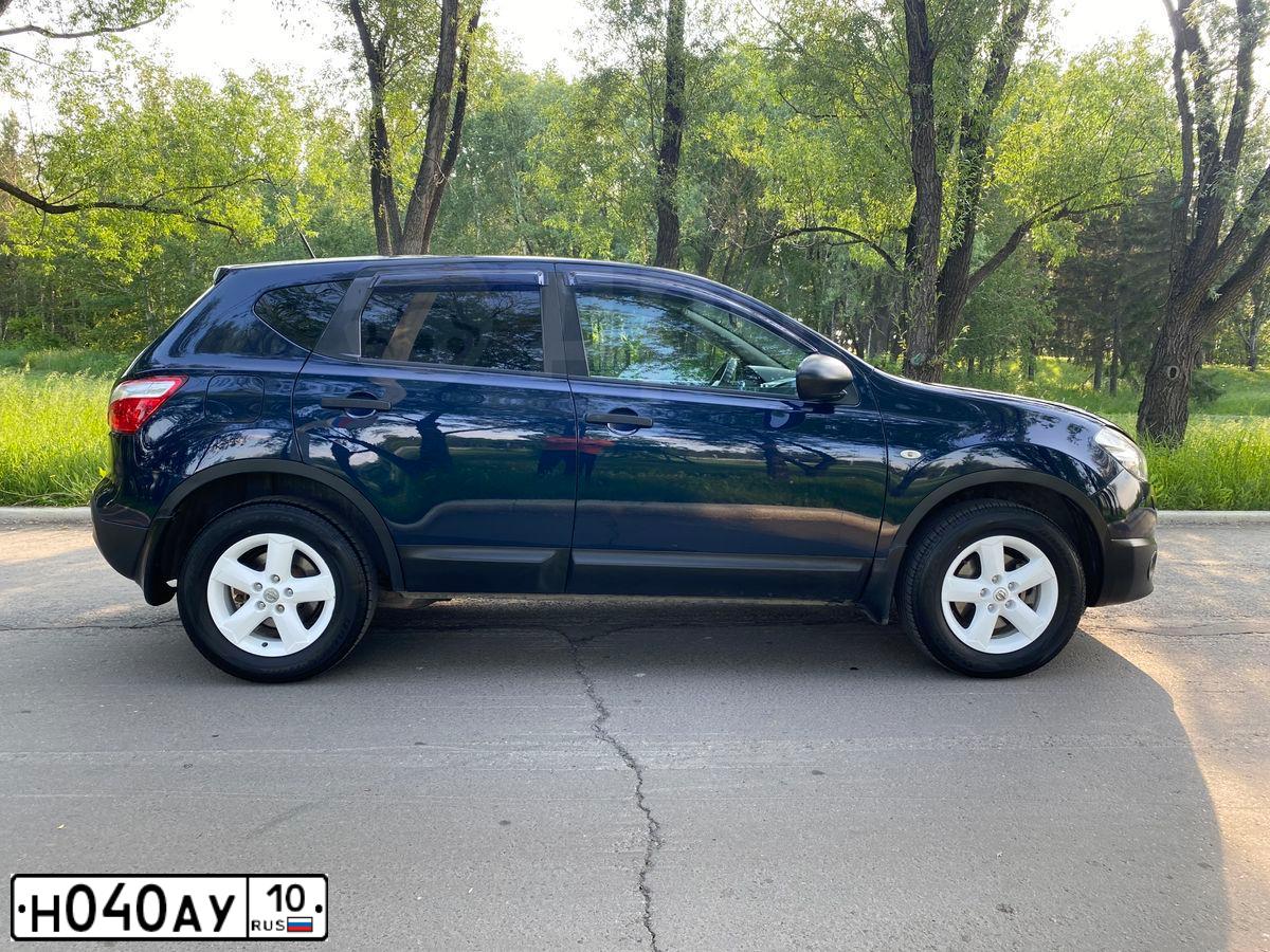 Фото автомобиля NISSAN QASHQAI, 2011 — госномер Н040АУ10. Цвет: Темно-синий