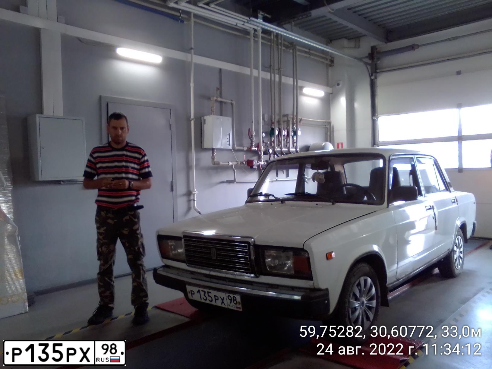 Фото автомобиля LADA 2107, 1998 — госномер Р135РХ98. Цвет: БЕЛЫЙ