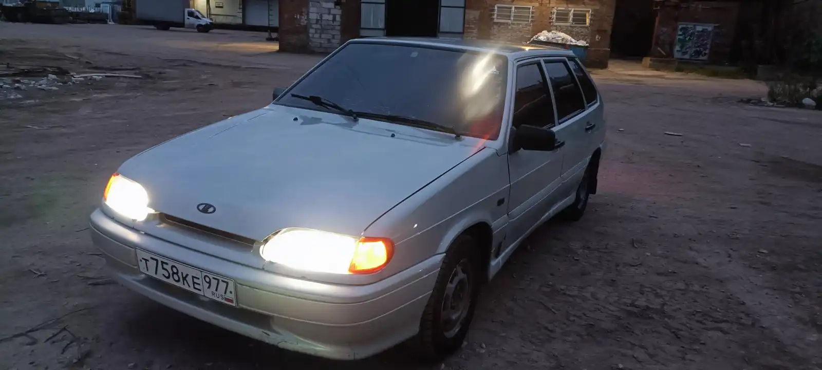 Фото автомобиля LADA 2114 SAMARA, 2004 — госномер Т758КЕ977. Цвет: МОЛОЧНО-БЕЛЫЙ СЕРЕБРИСТЫЙ