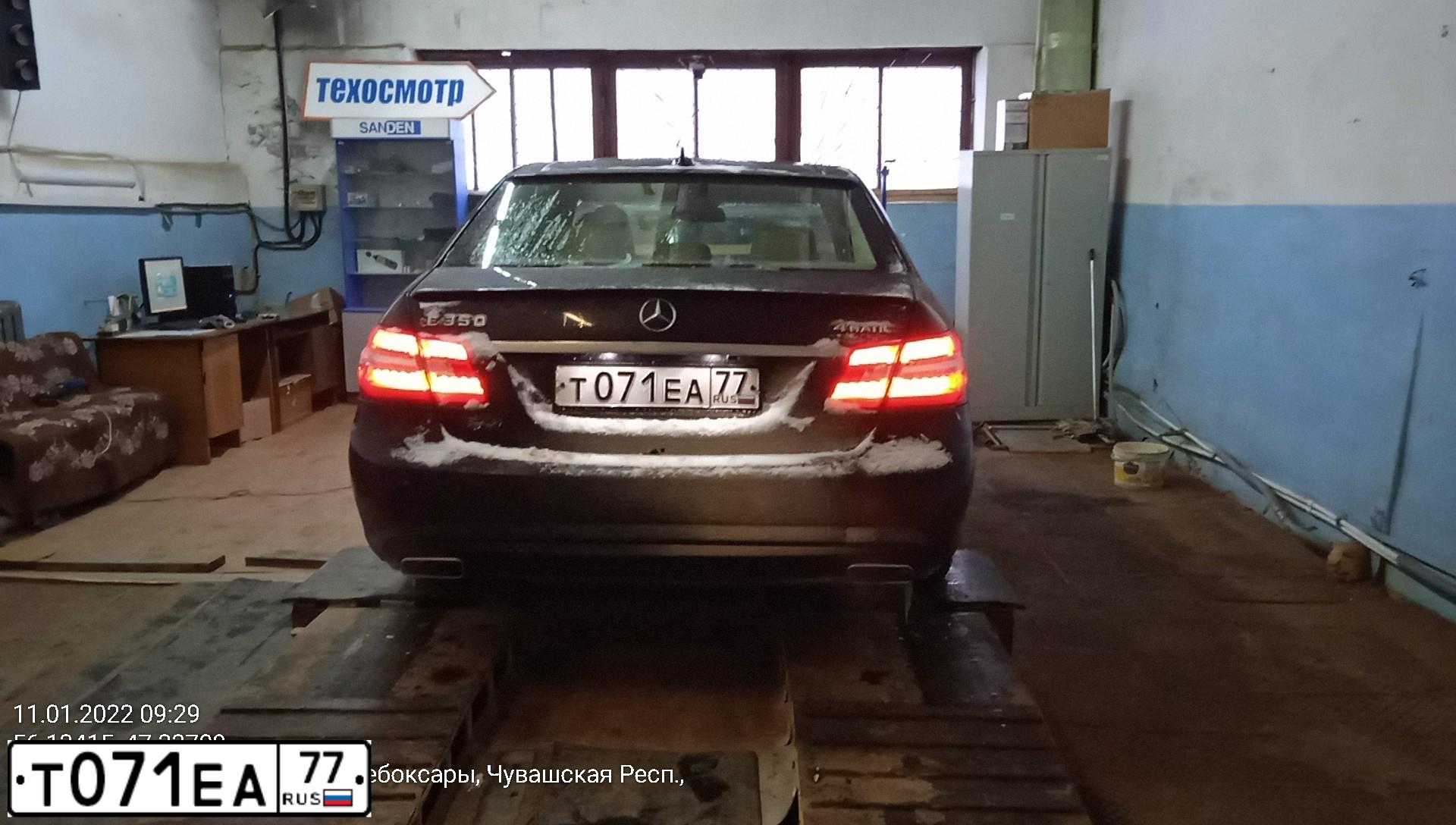Фото автомобиля MERCEDES E-KLASSE, 2012 — госномер М436ЕМ21. Цвет: ЧЕРНЫЙ