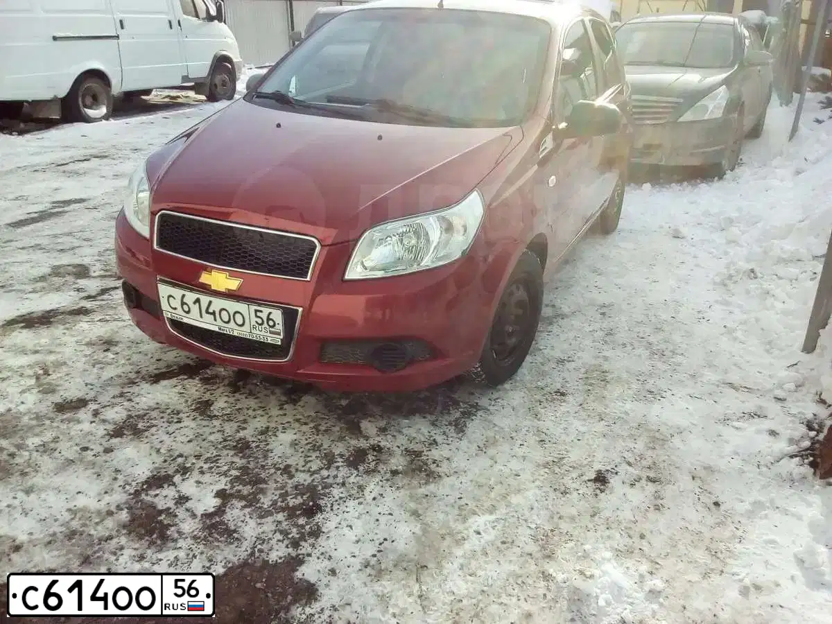 Фото автомобиля CHEVROLET AVEO, 2010 — госномер Р064АВ774. Цвет: Красный