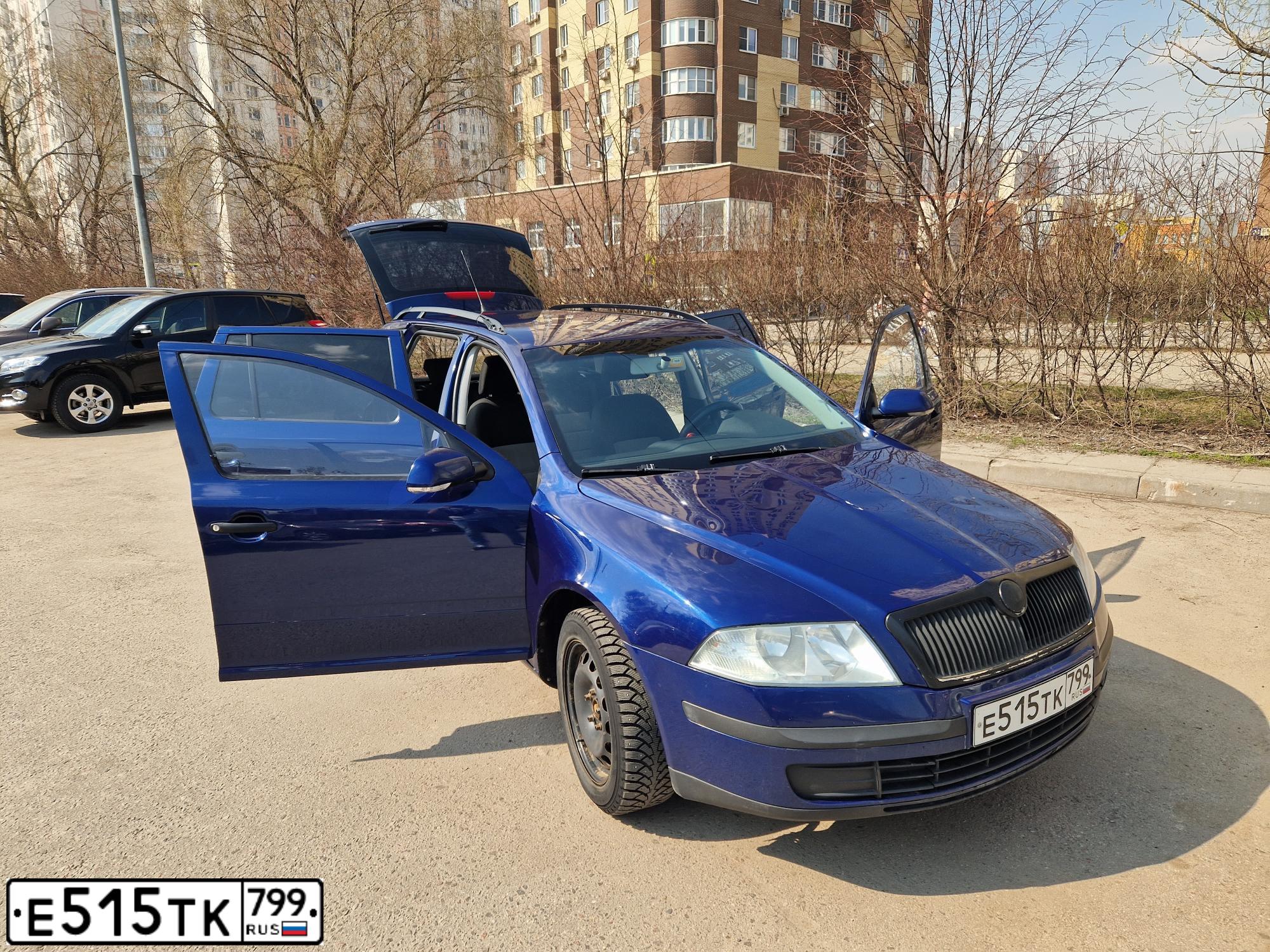 Фото автомобиля SKODA OCTAVIA, 2007 — госномер Е515ТК799. Цвет: Темно-синий