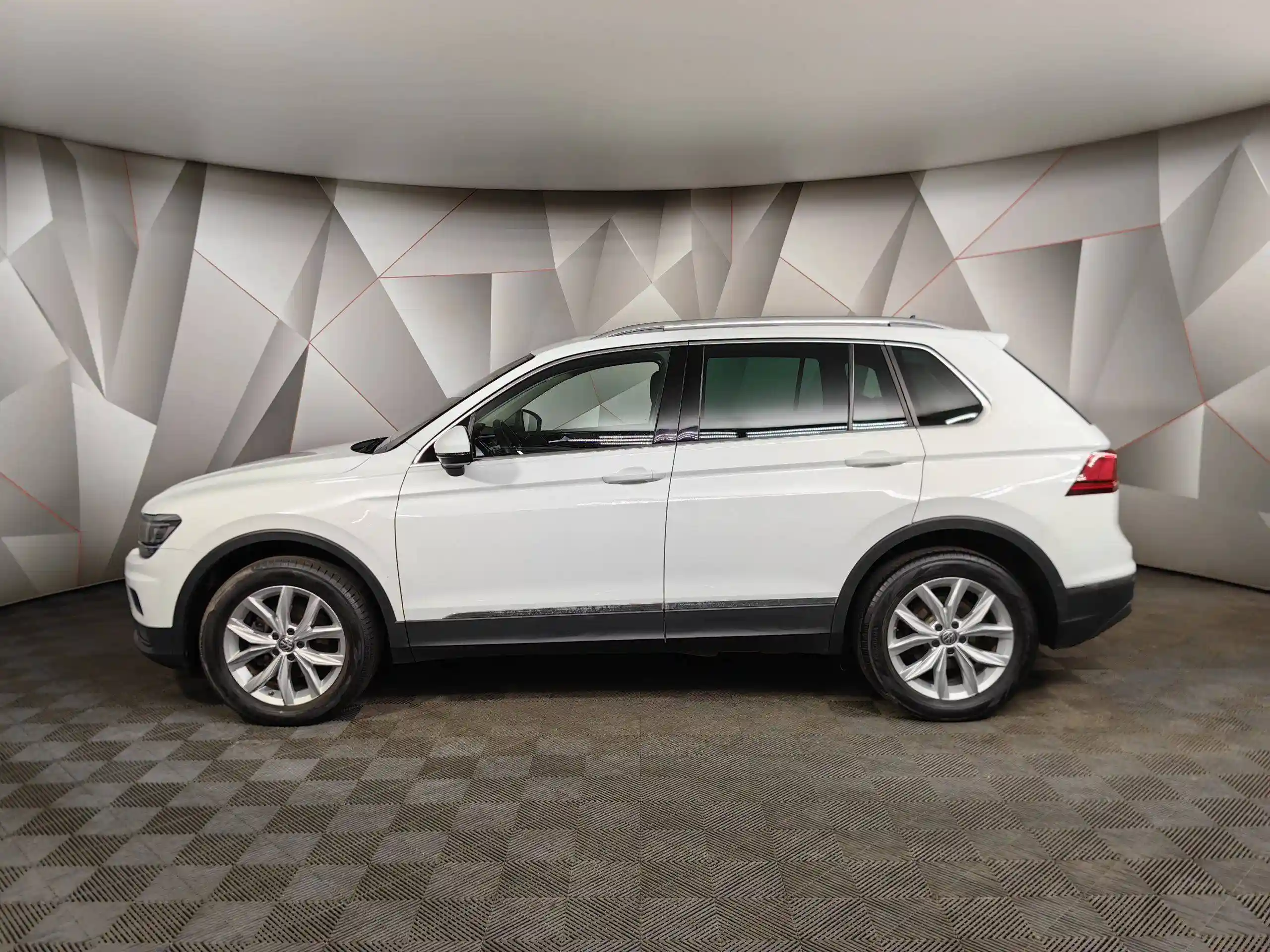 Фото автомобиля VOLKSWAGEN TIGUAN, 2019 — госномер В491УЕ790. Цвет: Белый