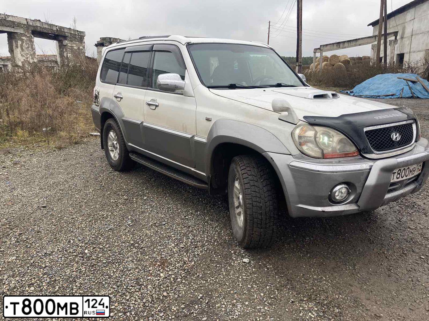 Фото автомобиля HYUNDAI TERRACAN, 2002 — госномер Т800МВ124. Цвет: Белый