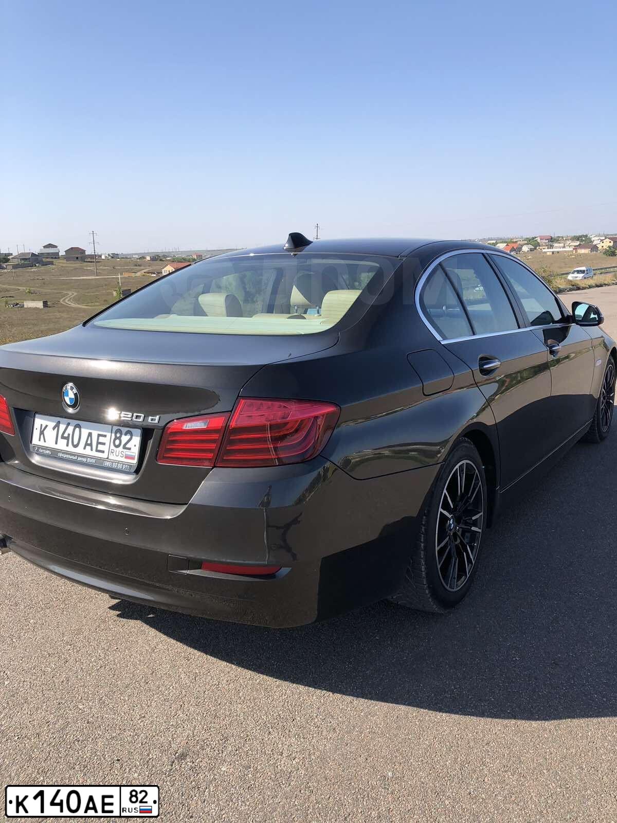 Фото автомобиля BMW SERIE 5, 2014 — госномер К140АЕ82. Цвет: Коричневый