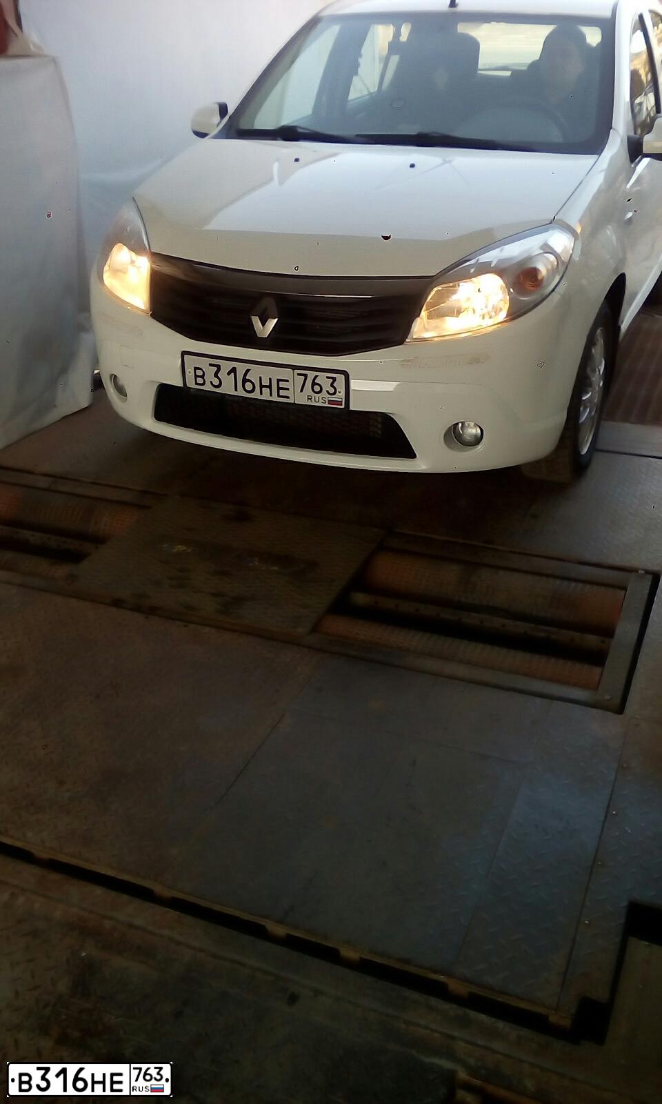 Фото автомобиля RENAULT SANDERO, 2013 — госномер В316НЕ763. Цвет: Белый