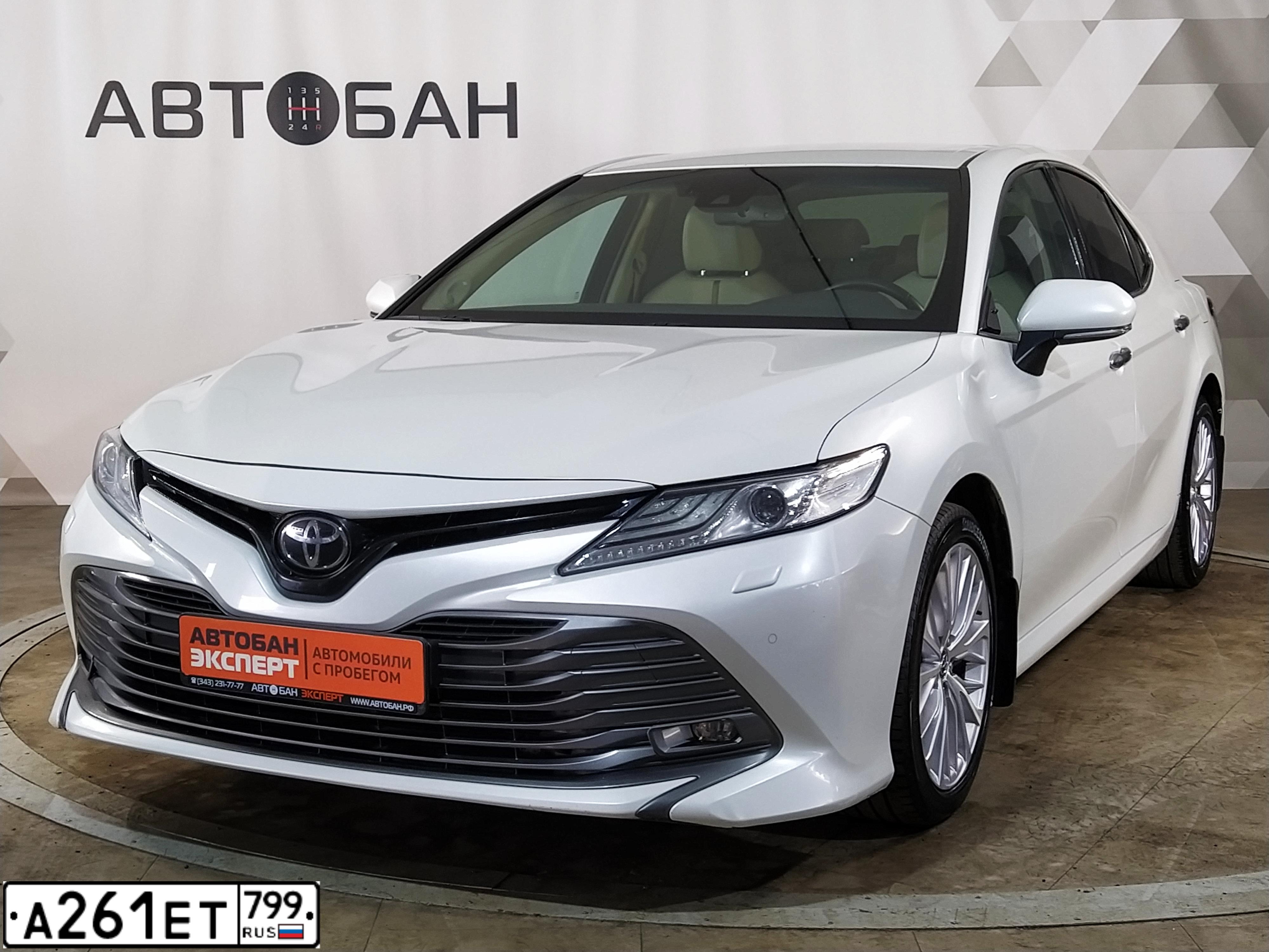 Фото автомобиля TOYOTA CAMRY, 2018 — госномер Т327РЕ196. Цвет: БЕЛЫЙ ПЕРЛАМУТР