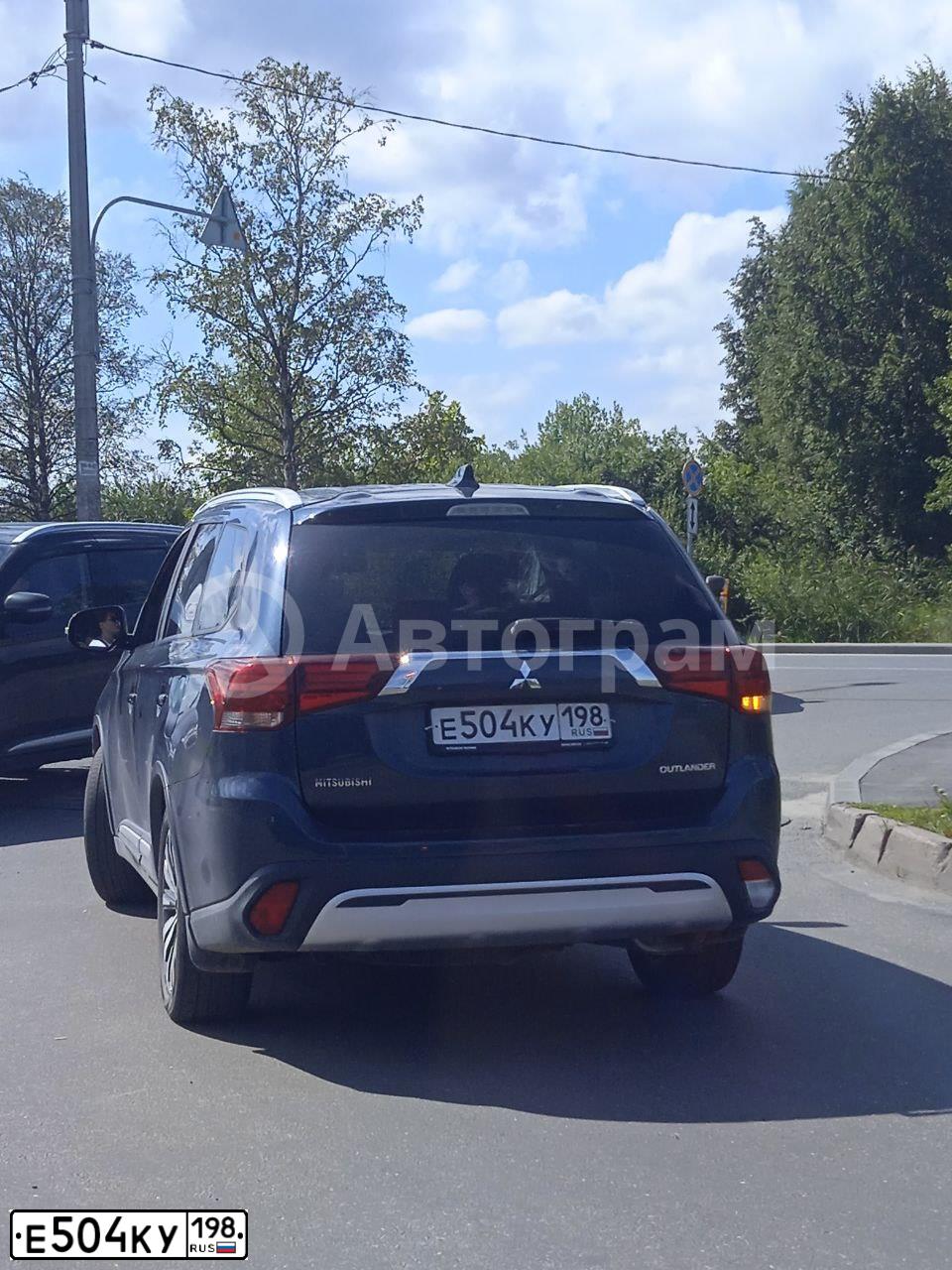 Фото автомобиля MITSUBISHI OUTLANDER, 2019 — госномер В885ВН164. Цвет: ТЕМНО-СИНИЙ