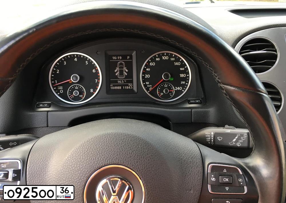 Фото автомобиля VOLKSWAGEN TIGUAN, 2014 — госномер Е323ВВ136. Цвет: Серебристый