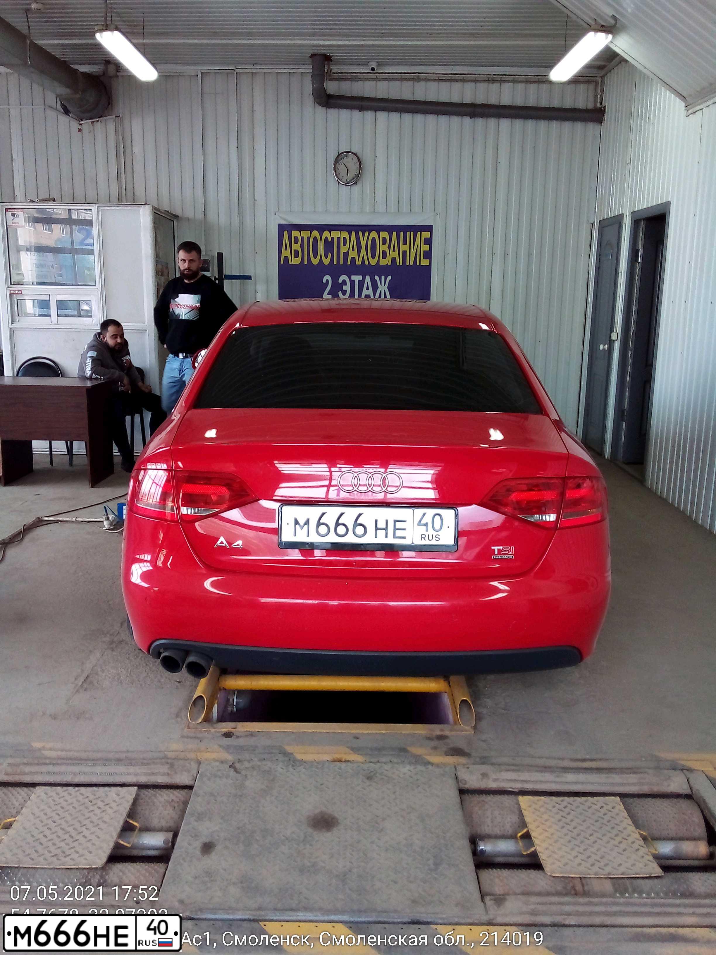 Фото автомобиля AUDI A4, 2009 — госномер Т277ВУ39. Цвет: Красный