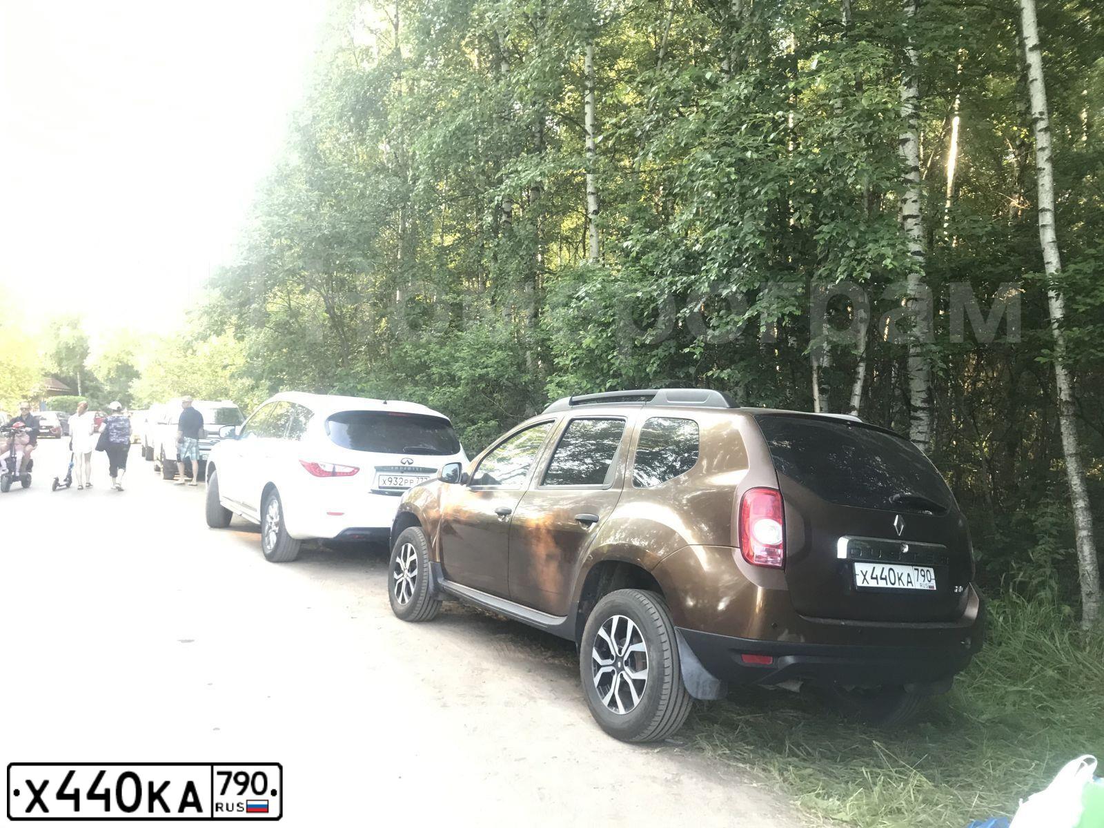Фото автомобиля RENAULT DUSTER, 2014 — госномер Х440КА790. Цвет: Коричневый