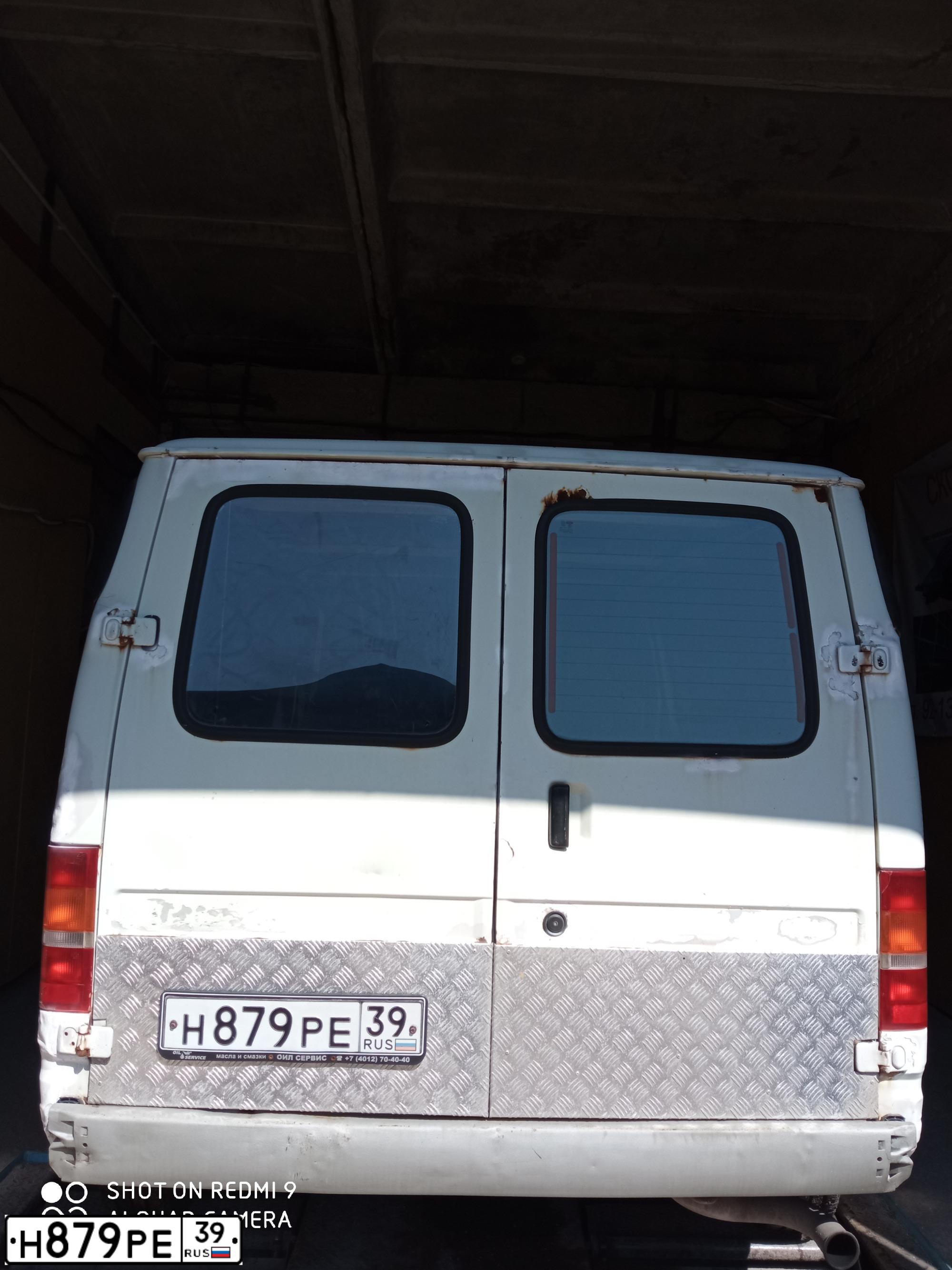 Фото автомобиля FORD TRANSIT, 1998 — госномер Н879РЕ39. Цвет: БЕЛЫЙ