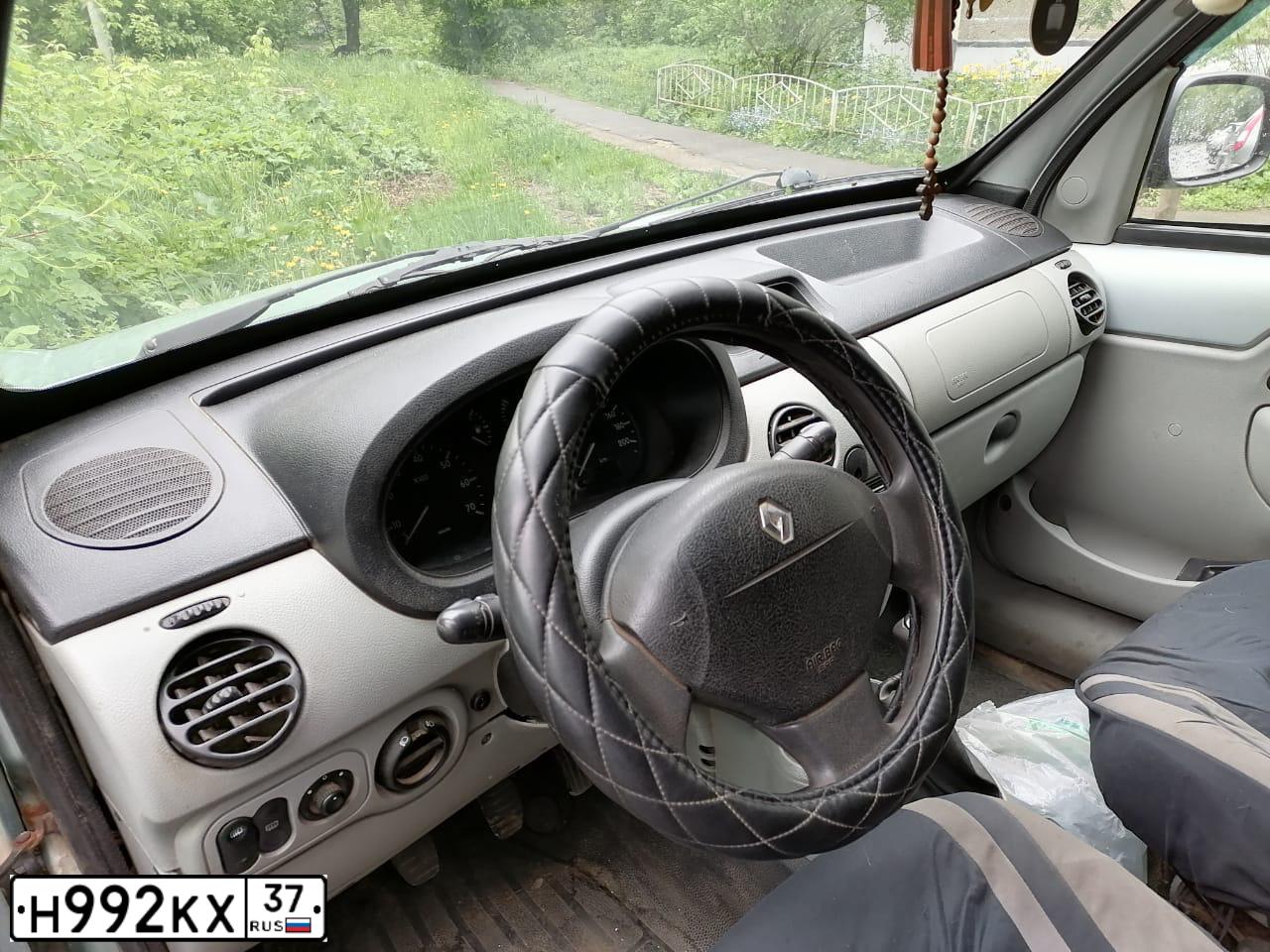 Фото автомобиля RENAULT KANGOO, 2005 — госномер О219УВ29. Цвет: СЕРЫЙ
