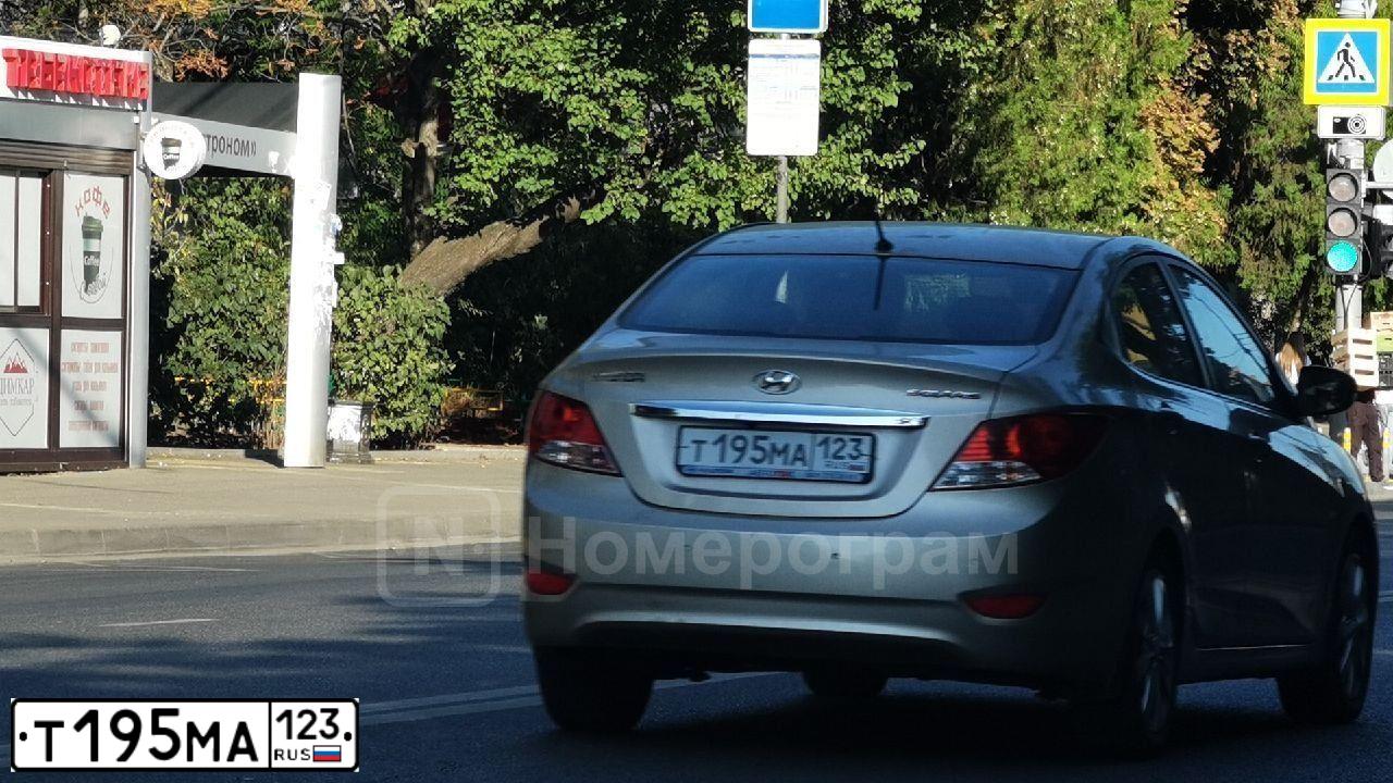 Фото автомобиля HYUNDAI SOLARIS, 2013 — госномер Т195МА123. Цвет: БЕЖЕВО-СЕРЫЙ
