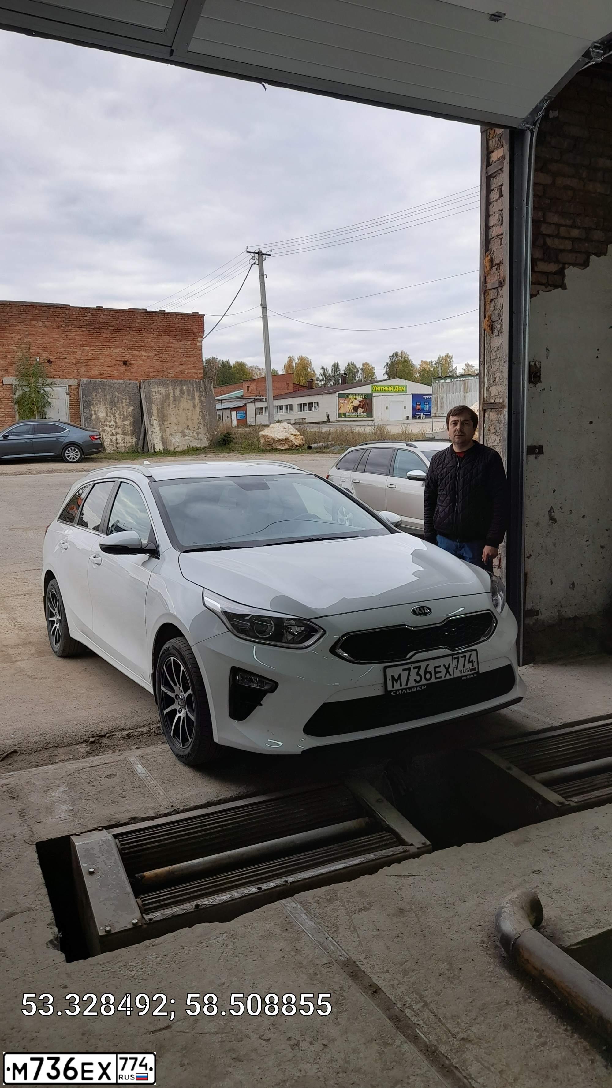 Фото автомобиля KIA CEE'D, 2020 — госномер А300АУ74. Цвет: Белый