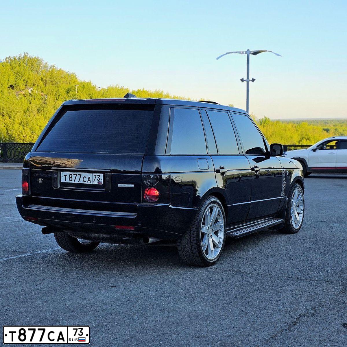 Фото автомобиля LANDROVER RANGE ROVER, 2007 — госномер М013НВ190. Цвет: ТЕМНО СИНИЙ