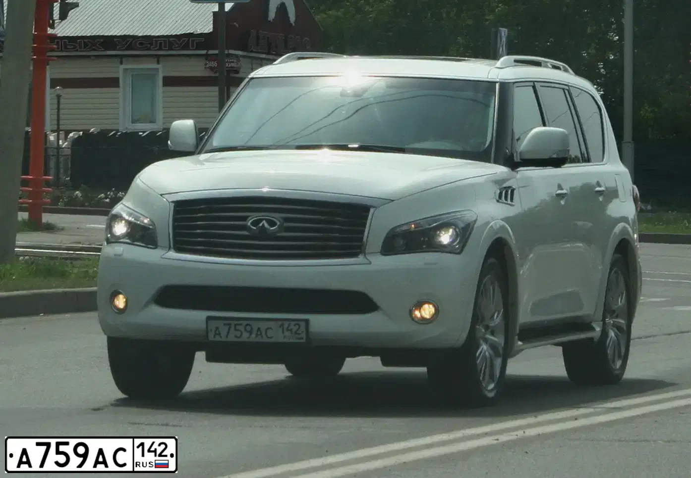 Фото автомобиля INFINITI QX80 /QX56/, 2010 — госномер А759АС142. Цвет: БЕЛЫЙ
