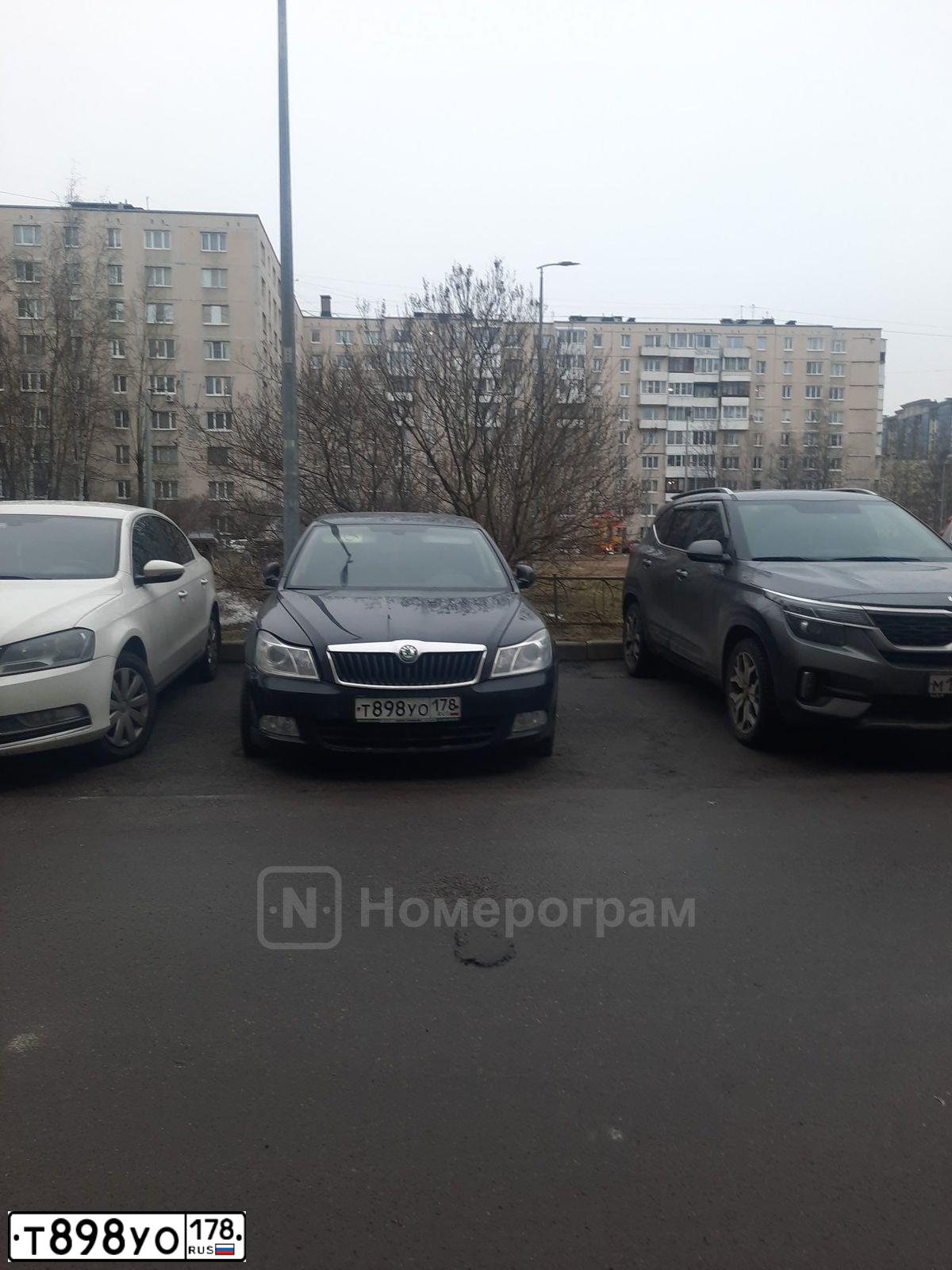 Фото автомобиля SKODA OCTAVIA, 2012 — госномер Т898УО178. Цвет: ЧЕРНЫЙ