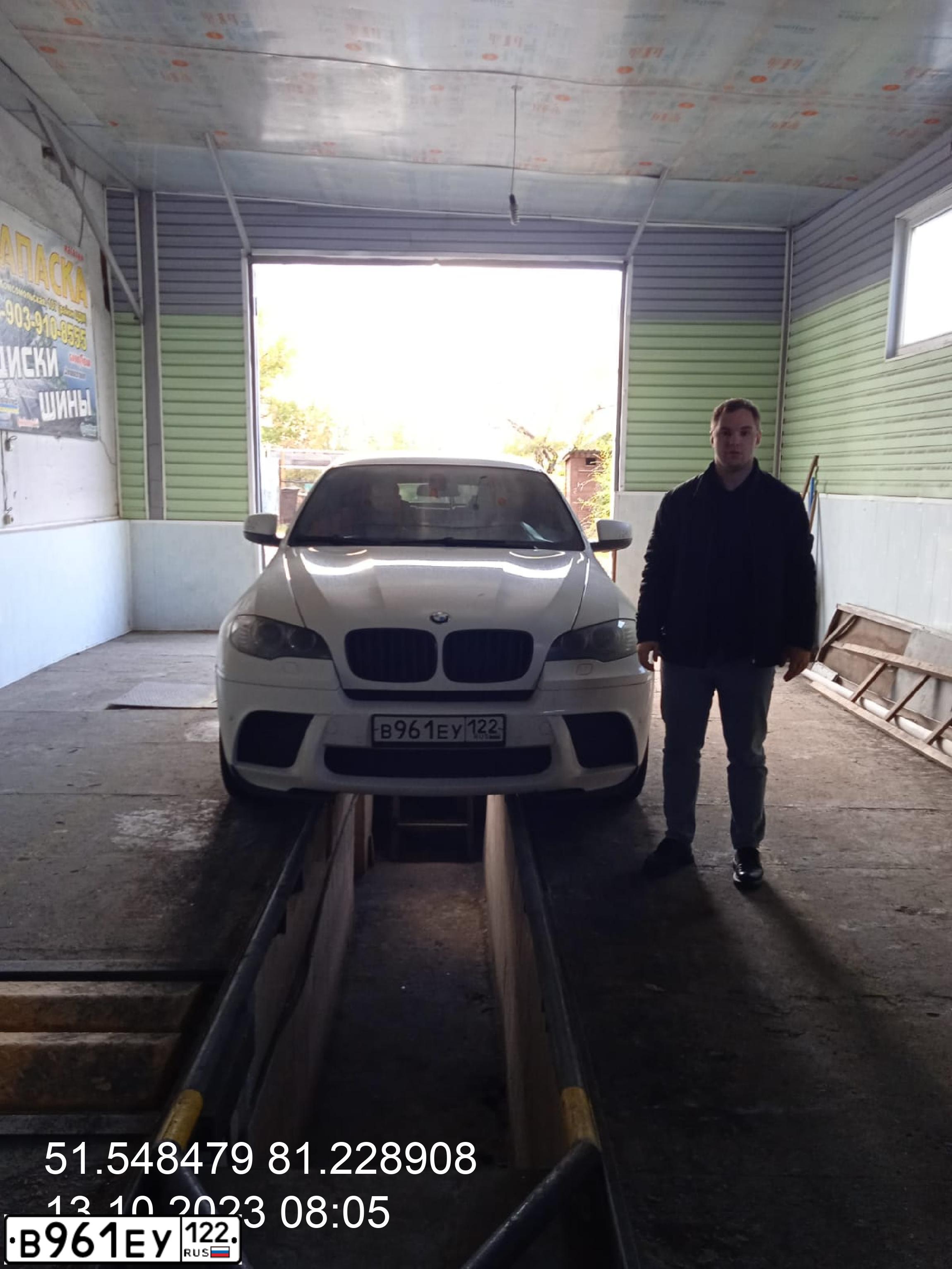Фото автомобиля BMW X6, 2010 — госномер Н990УУ22. Цвет: Белый