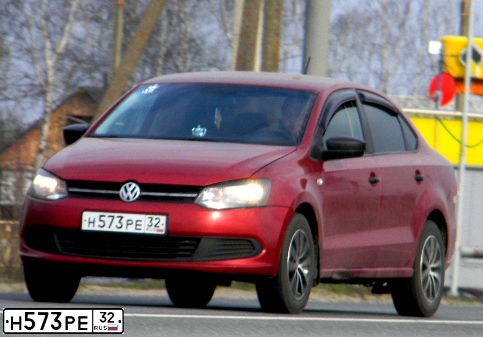 Фото автомобиля VOLKSWAGEN POLO, 2010 — госномер Н573РЕ32. Цвет: ВИШНЕВО-КРАСНЫЙ