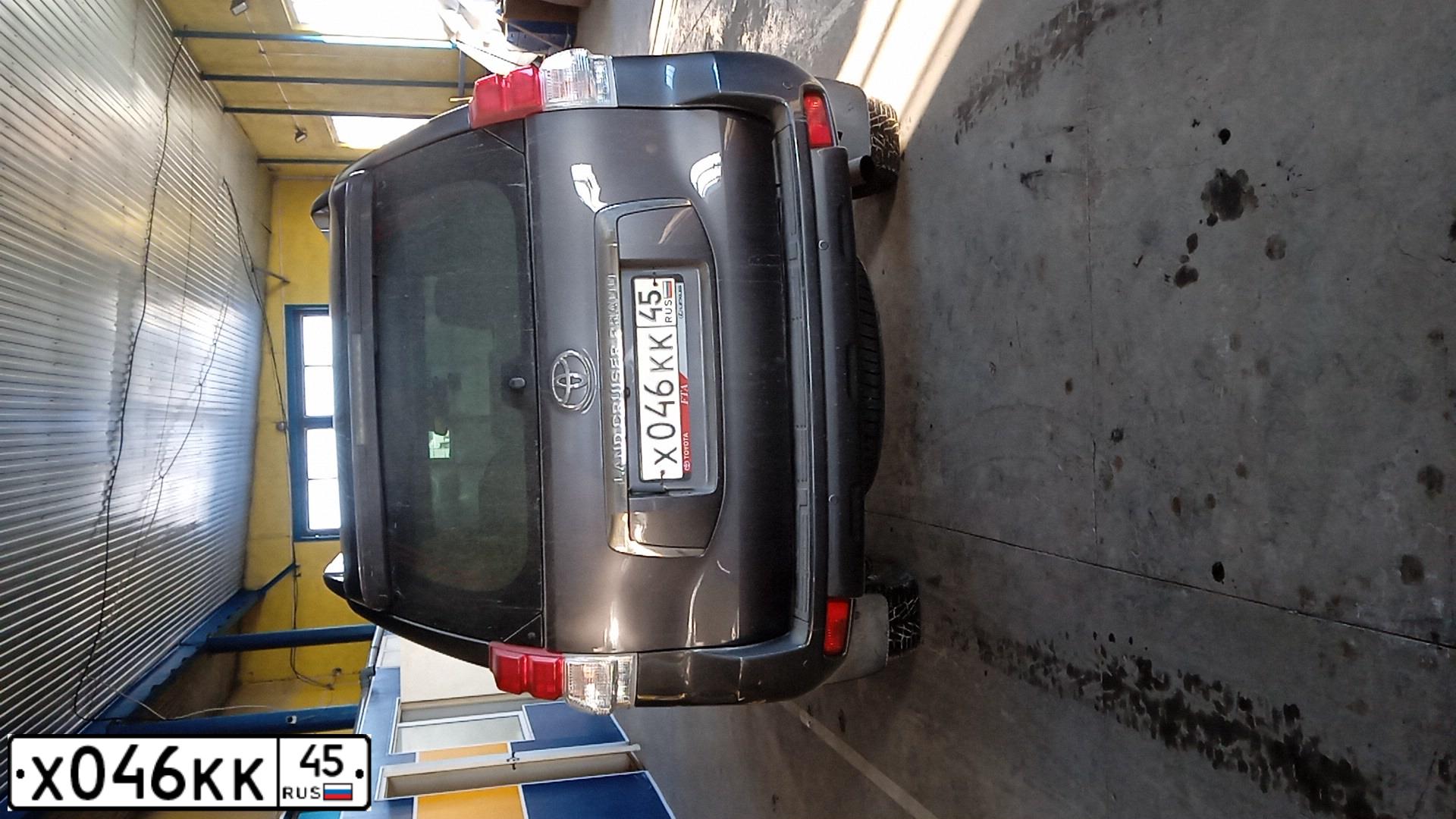 Фото автомобиля TOYOTA LANDCRUISER, 2011 — госномер Х046КК45. Цвет: СЕРЫЙ