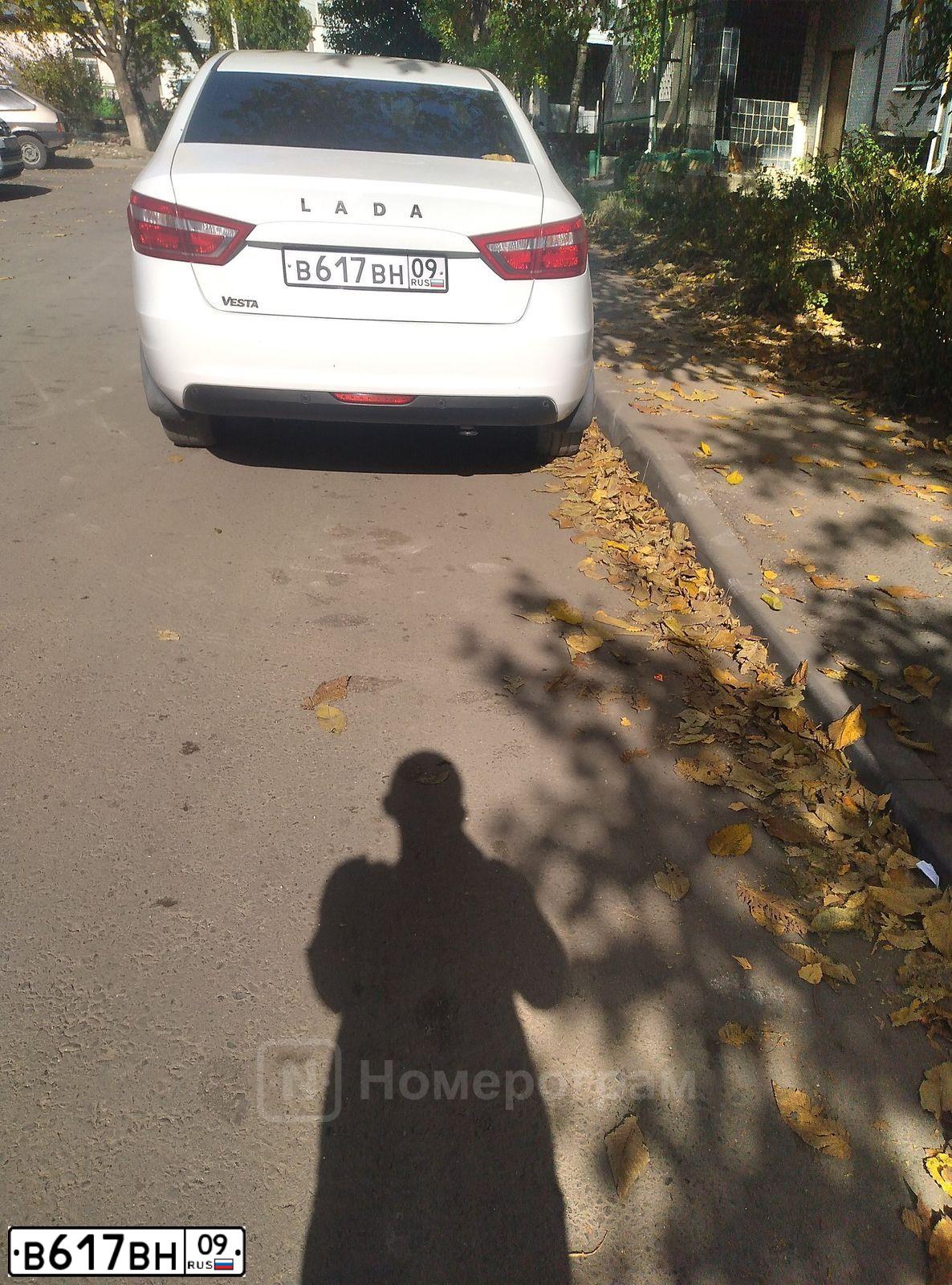 Фото автомобиля LADA VESTA, 2018 — госномер В617ВН09. Цвет: Белый