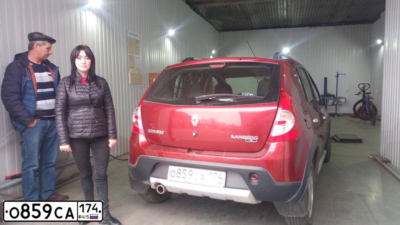 Фото автомобиля RENAULT SANDERO, 2013 — госномер О859СА174. Цвет: КРАСНЫЙ