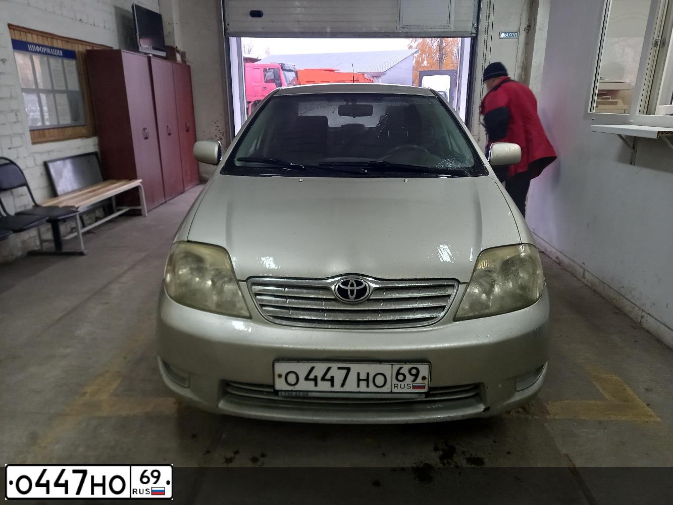 Фото автомобиля TOYOTA COROLLA, 2004 — госномер Е358ВХ550. Цвет: Серебристый