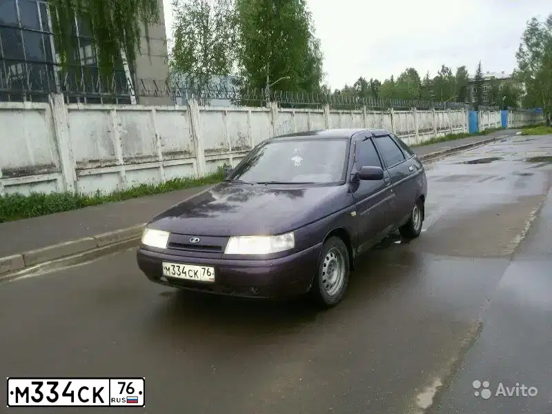Фото автомобиля LADA 2112 LADA, 2001 — госномер М334СК76. Цвет: ФИОЛЕТОВЫЙ