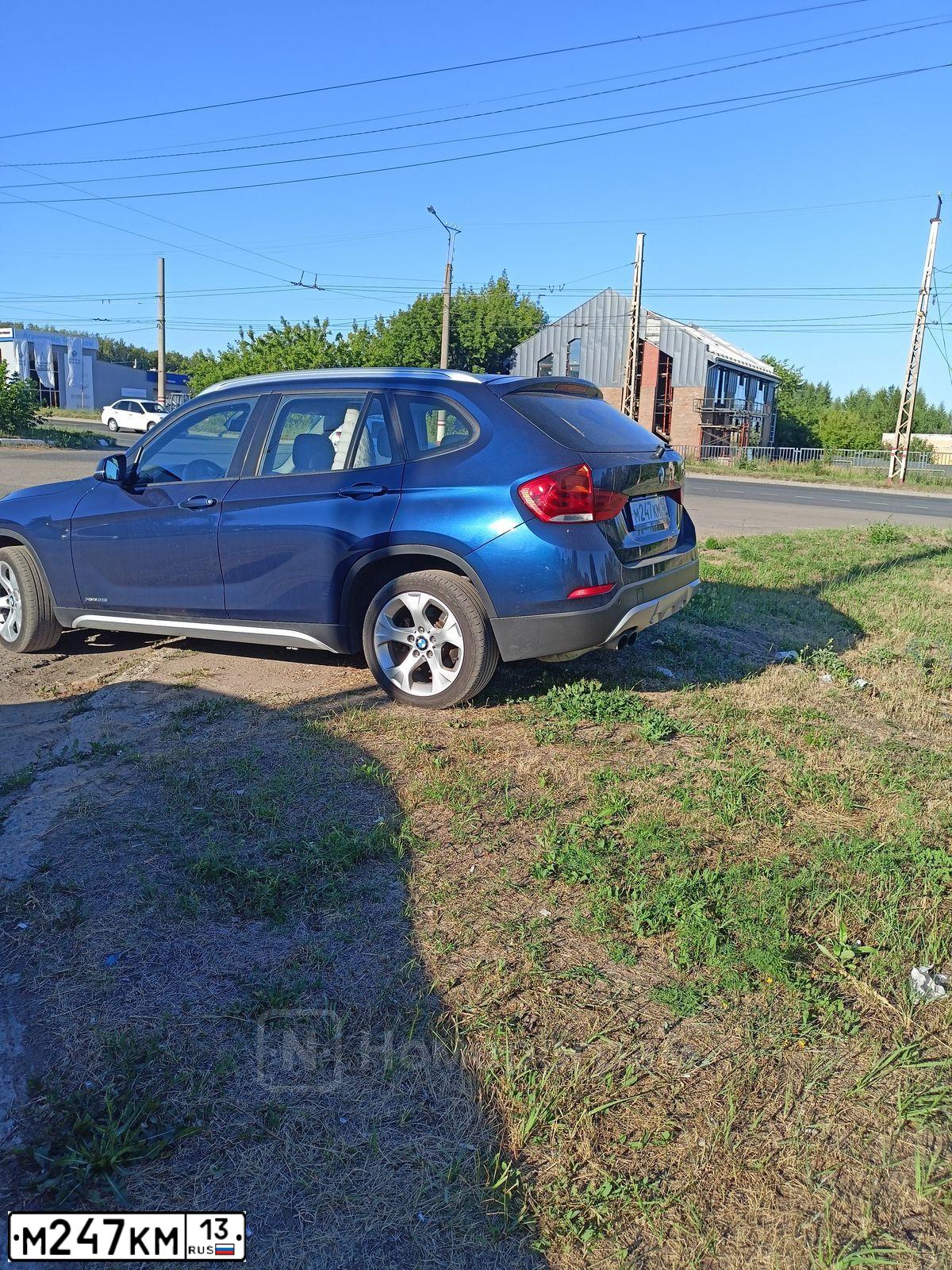 Фото автомобиля BMW X1, 2012 — госномер М247КМ13. Цвет: синий