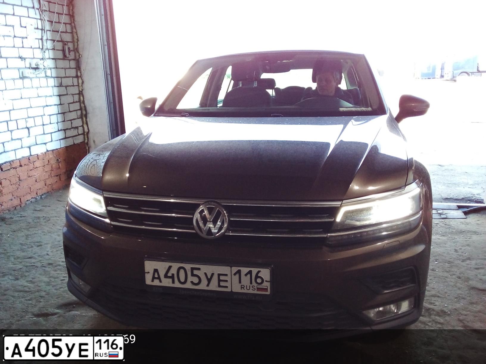 Фото автомобиля VOLKSWAGEN TIGUAN, 2017 — госномер А405УЕ116. Цвет: КОРИЧНЕВЫЙ