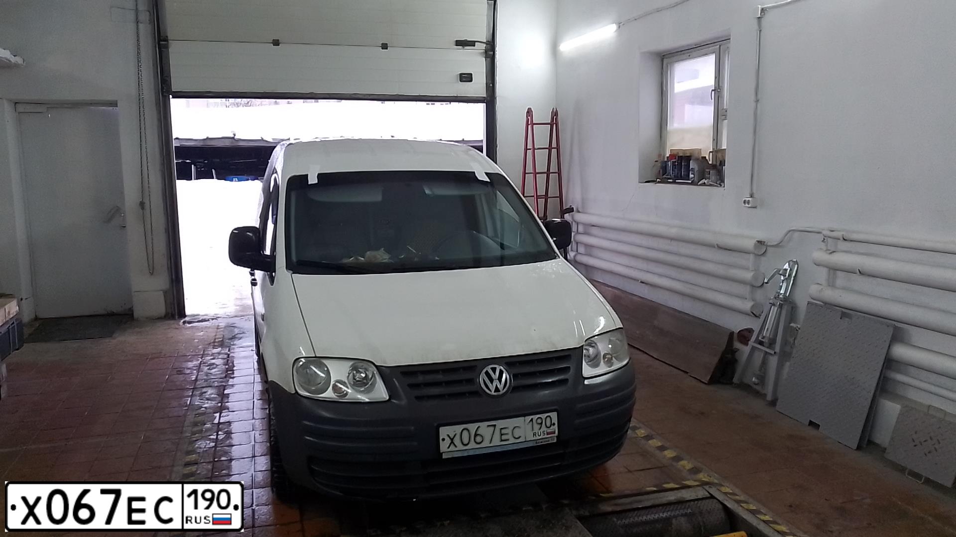 Фото автомобиля VOLKSWAGEN CADDY, 2008 — госномер Х067ЕС190. Цвет: БЕЛЫЙ