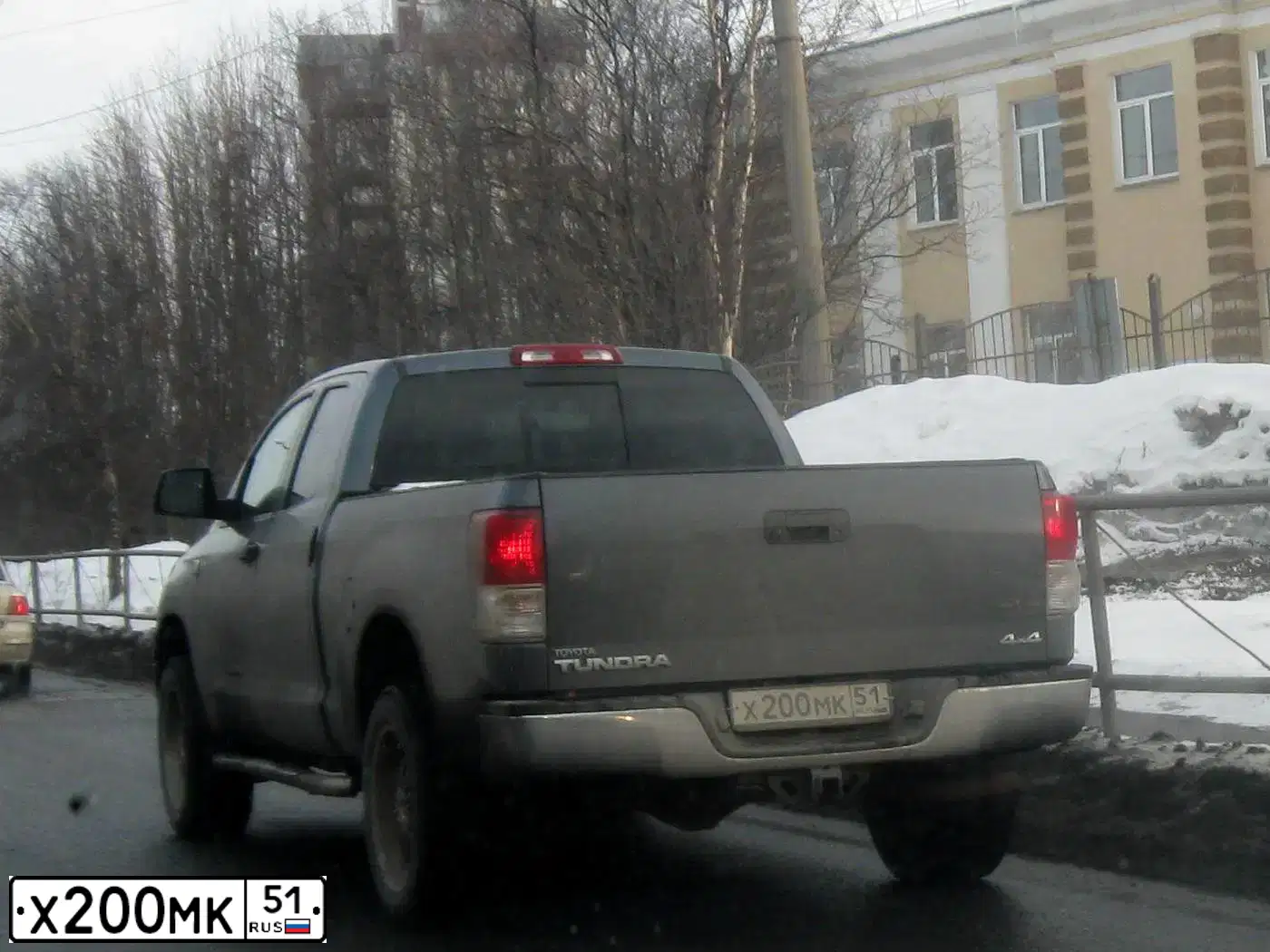 Фото автомобиля TOYOTA TUNDRA, 2009 — госномер А640ОУ51. Цвет: ТЕМНО-СЕРЫЙ