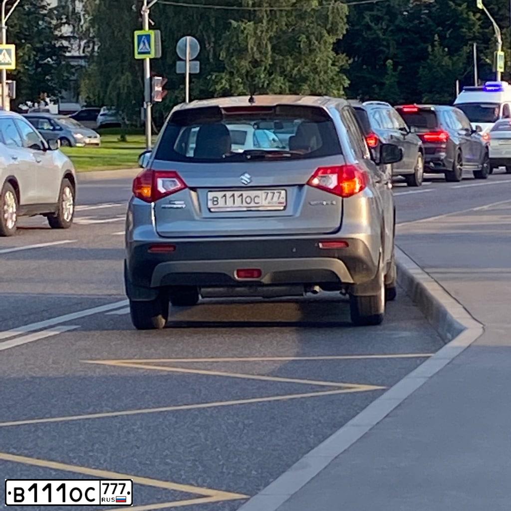 Фото автомобиля MITSUBISHI OUTLANDER, 2020 — госномер В111ОС777. Цвет: ЧЕРНЫЙ