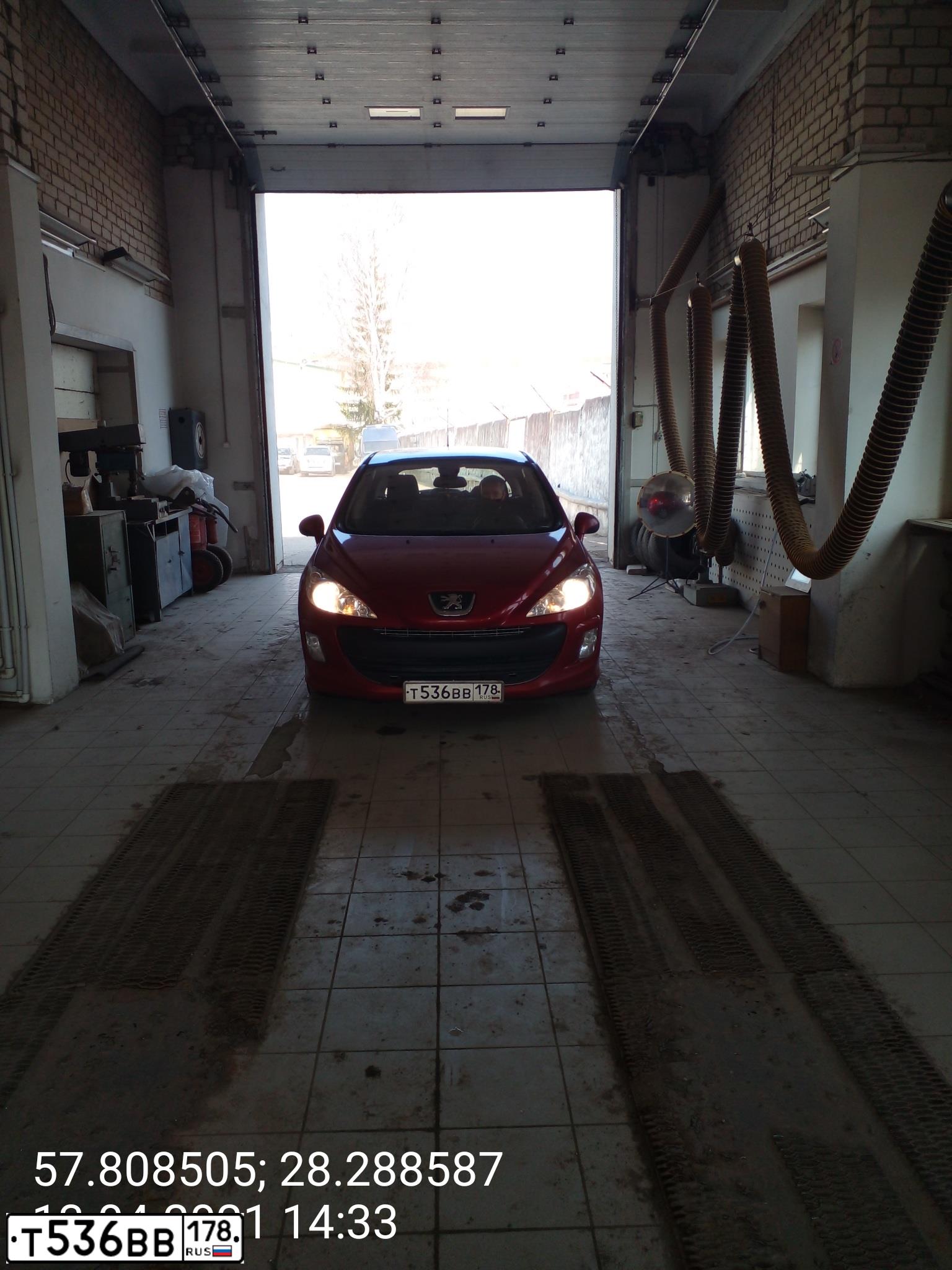 Фото автомобиля PEUGEOT 308, 2011 — госномер О854НЕ78. Цвет: Красный